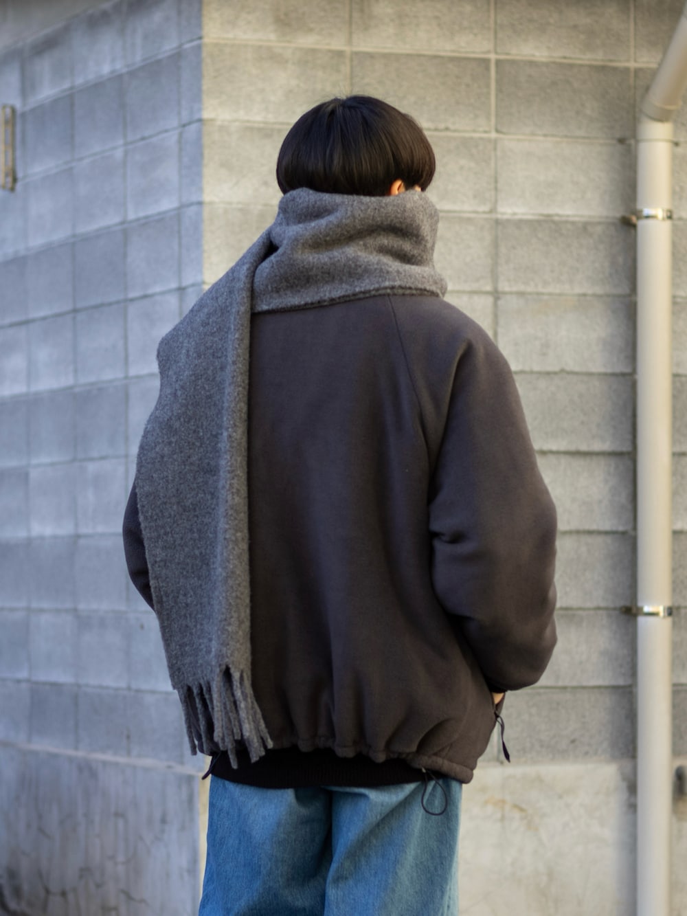 「新星WEARISTAにエントリー、WEARyouthコーデ、マイベストコーデ2023、今日のコスメと服、デニム、マフラー、お出かけコーデ、プチプラ、きれいめカジュアル、ワイドパンツ、ストリート、冬コーデ、冬アウター、レイヤードスタイル、ローファー」｜「UNIQLOのアイテム（デニムパンツ、ブルー系）」を使った、ともきさん（メンズ・168cm）の冬コーディネートの3枚目の写真