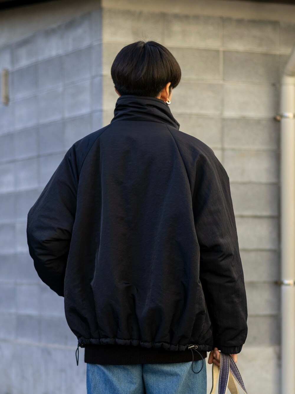 「新星WEARISTAにエントリー、WEARyouthコーデ、タートルネック、ローファー、ワイドパンツ、きれいめカジュアル、プチプラ、デニム、お出かけコーデ、マイベストコーデ2023、クリスマスに着たい服、クリスマスコーデ、休日スタイル、冬アウター、冬コーデ」|「L.L.Beanのボート・アンド・トート・バッグ、オープン・トップ スモール(トートバッグ、ブルー系)」を使った、ともきさん(メンズ・168cm)の冬コーディネートの3枚目の写真