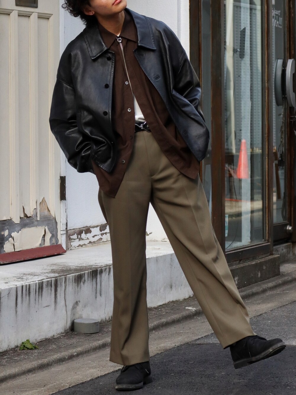 「春服デビュー宣言、春色、レイヤードスタイル、タックイン、スラックス、カーキ、レザー、シャツスタイル、ビッグシルエット、春アウター、アースカラー、ジャケット、レザージャケット、春服みてみて、いまどきジャケット写真」|「LIDNMのWOOL BACKSATIN SLACKS(スラックス、グリーン系)」を使った、ともきさん(メンズ・168cm)の春コーディネートの2枚目の写真