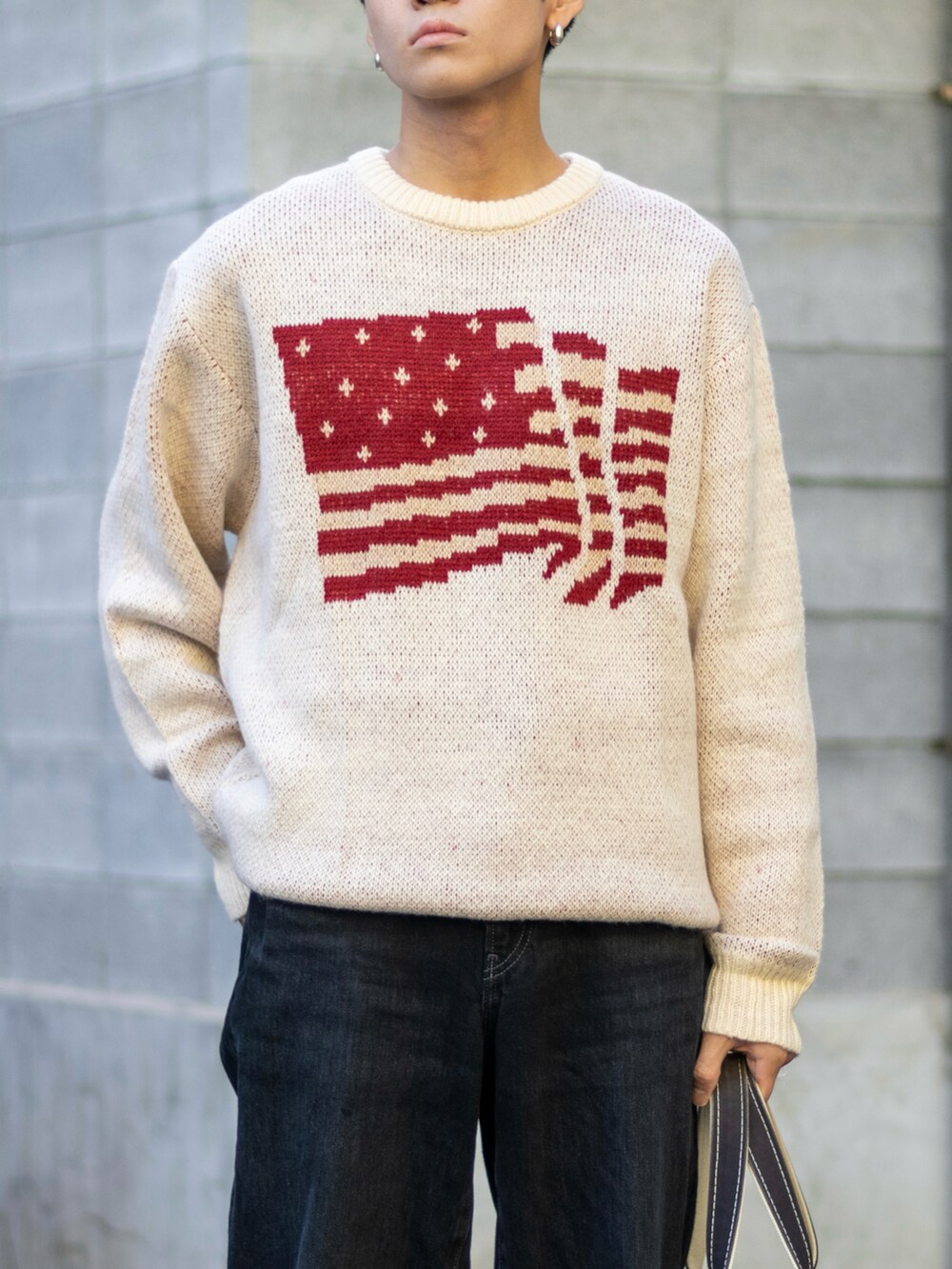 「ファッションを楽しもう、WEARyouthコーデ、きれいめカジュアル、冬コーデ、ニット、デニム、トートバッグ、ダウンベスト、ストリート、韓国ファッション、冬アウター、休日スタイル、マイベストコーデ2023、クリスマスに着たい服、クリスマスコーデ」｜「UNIQLOのアイテム（デニムパンツ、ブラック系）」を使った、ともきさん（メンズ・168cm）の秋コーディネートの4枚目の写真