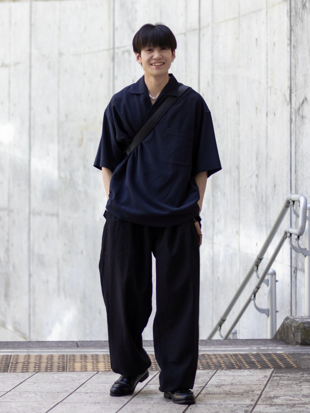 「プチプラ、スラックス、きれいめカジュアル、ローファー、韓国ファッション、シンプルコーデ、休日スタイル、春夏コーデ、シャツスタイル、低身長コーデ、夏コーデ、モード、ショルダーバッグ、レザー、デートコーデ」｜「WYM LIDNMのWASHER H/S SKIPPER SHIRT（シャツ/ブラウス、ブルー系）」を使った、ともきさん（メンズ・168cm）の春コーディネートの5枚目の写真