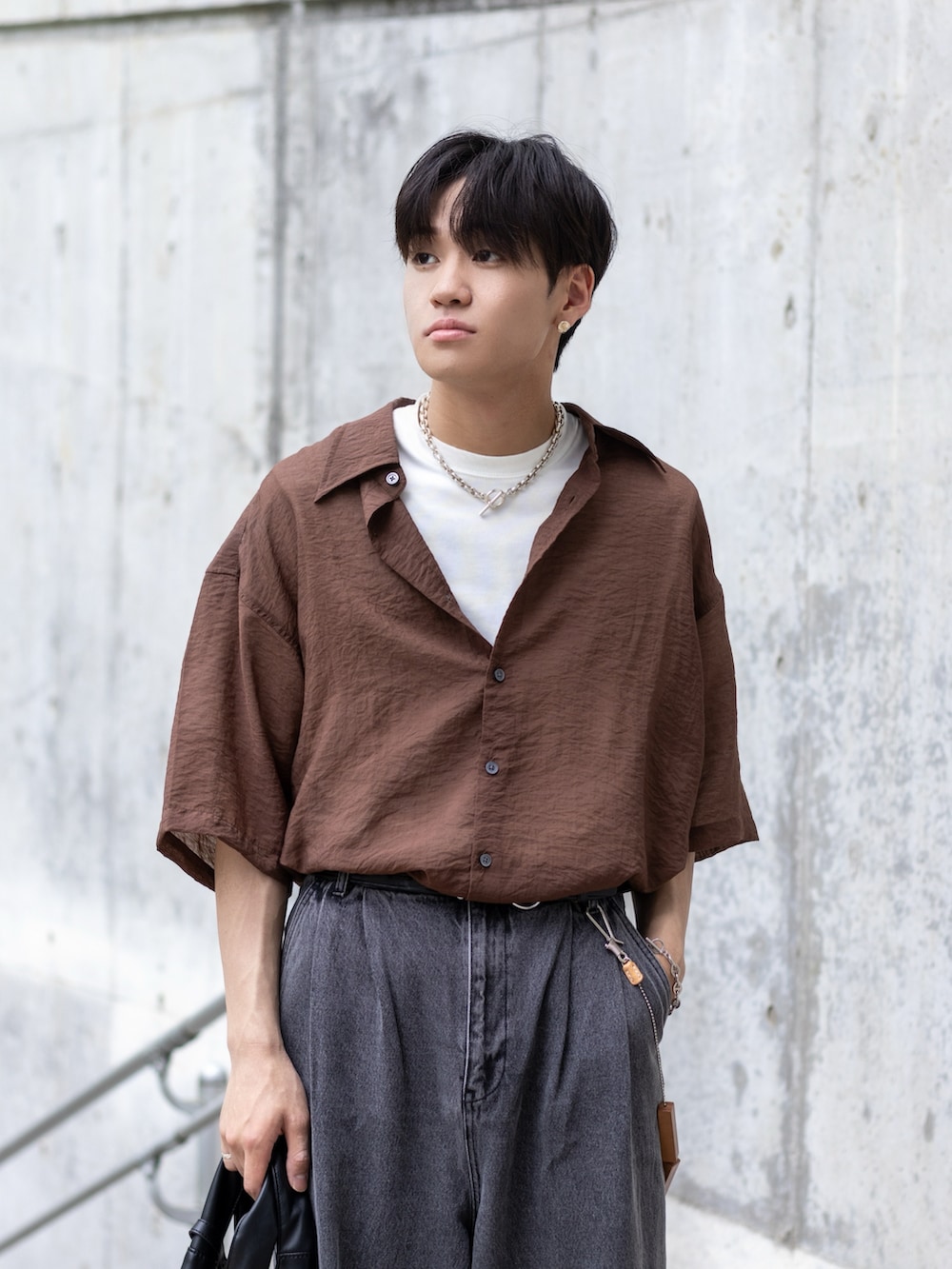 「シャツ好き集まれ、プチプラ、タックイン、サンダル、トートバッグ、レザー、シアートップス、シャツスタイル、デートコーデ、きれいめカジュアル、韓国ファッション、レイヤードスタイル、デニム、夏コーデ、モード」|「EMMA CLOTHESのシアーシャツS/Sルーズシャツ EMMA CLOTHES 2024SS(シャツ/ブラウス、ブラウン系)」を使った、ともきさん(メンズ・168cm)の夏コーディネートの2枚目の写真