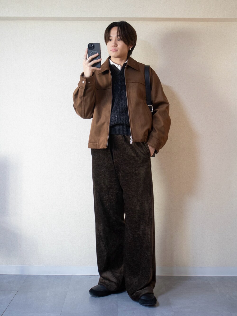 グレー系のニット/セーター、ブラウン系のブルゾン、ブラウン系のその他パンツを着用したメンズの冬コーディネートの3枚目の写真