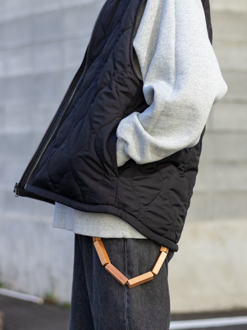「ファッションを楽しもう、WEARyouthコーデ、パーカー、キルティング、ダウンベスト、プチプラ、レザー、秋冬コーデ、冬コーデ、デニム、モノトーン、カレッジロゴ、ビッグシルエット、ストリート、きれいめカジュアル」|「MONO-MARTのタックワイドスラックスデニムパンツ(デニムパンツ、グレー系)」を使った、ともきさん(メンズ・168cm)の秋コーディネートの3枚目の写真