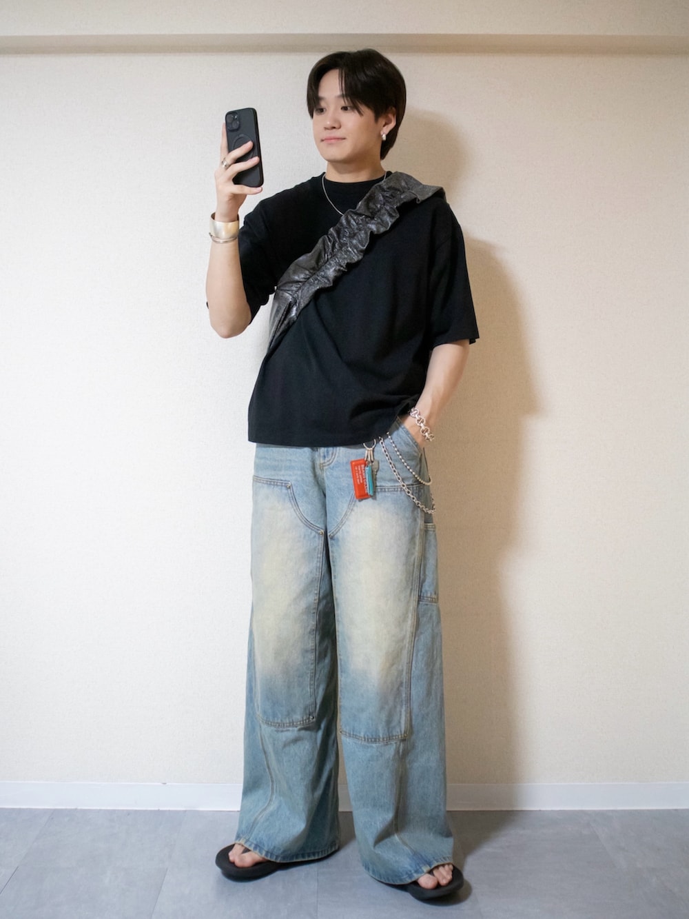 「ワイドパンツ、デニム、サンダル、Tシャツ、ショルダーバッグ、夏コーデ、春夏コーデ、サングラス、レザー、休日スタイル、お出かけコーデ、デートコーデ、低身長コーデ、プチプラ、モノトーン」｜「WYM LIDNMのDOUBLE KNEE CURVED SEEM BAGGY DENIM（デニムパンツ、ブルー系）」を使った、ともきさん（メンズ・168cm）の春コーディネートの2枚目の写真