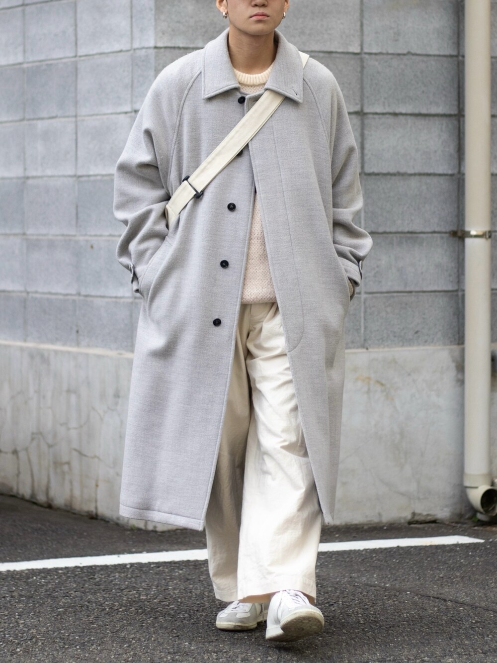 グレー系のその他アウター、ホワイト系のカーゴパンツ、ホワイト系のスニーカーを着用したメンズの冬コーディネートの5枚目の写真