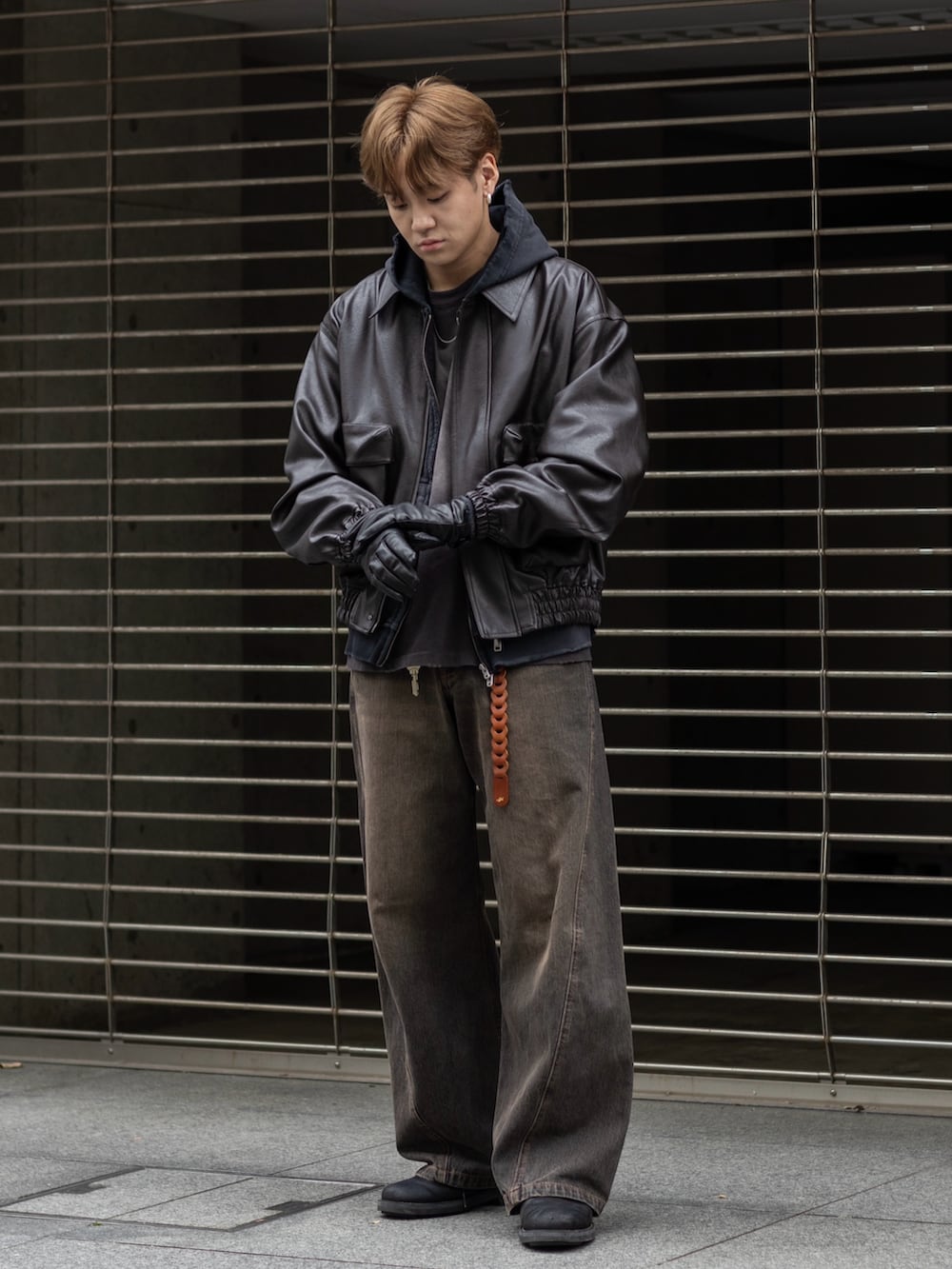 ブラック系のデニムパンツ、ブラック系のドレスシューズ、ブラウン系のブルゾンを着用したメンズの秋コーディネートの5枚目の写真