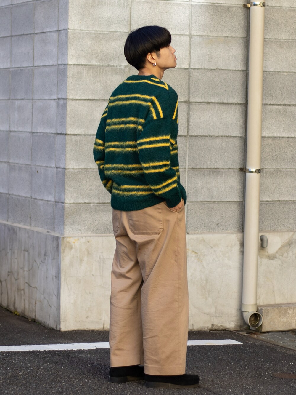 「ファッションを楽しもう、WEARyouthコーデ、ニット、チノパン、ストリート、プチプラ、きれいめカジュアル、冬コーデ、韓国ファッション、秋冬コーデ、お出かけコーデ、ディズニーコーデ、ボーダー、レザー、カジュアルコーデ」|「WETTEMPTのSHAGGY BORDER KNIT / シャギーボーダーニット(ニット/セーター、グリーン系)」を使った、ともきさん(メンズ・168cm)の秋コーディネートの4枚目の写真