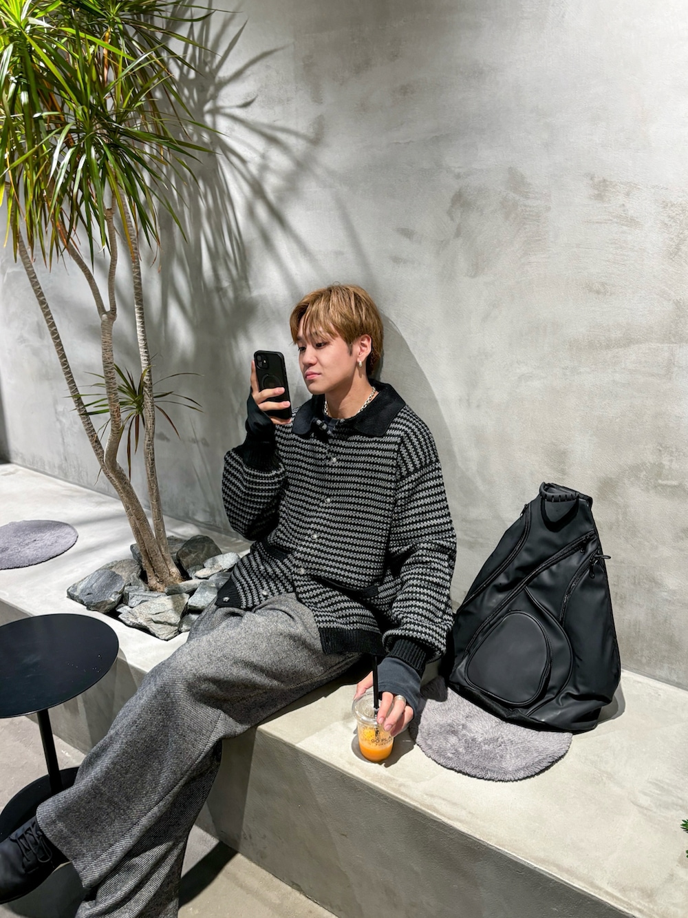 「ツイード、スラックス、カーディガン、最近のいい感じコーデ、ニット、モノトーン、韓国ファッション、ショルダーバッグ、プチプラ、お出かけコーデ、休日スタイル、レザー、きれいめカジュアル、冬コーデ、冬アウター」|「WYM LIDNMのTWEED BAGGY SLACKS(スラックス、グレー系)」を使った、ともきさん(メンズ・168cm)の秋コーディネートの2枚目の写真