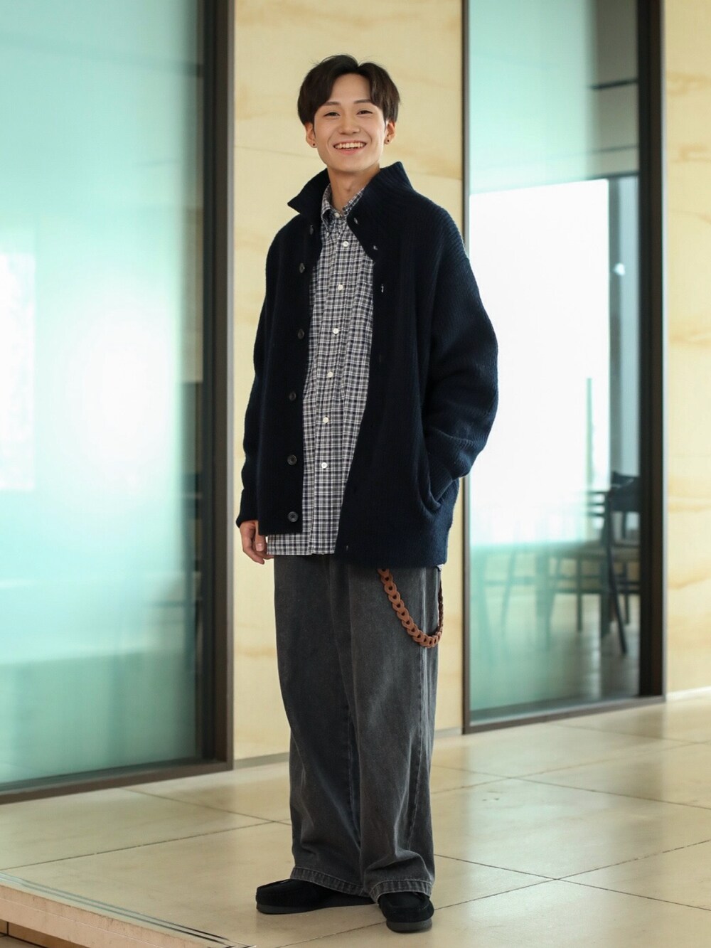 「きれいめカジュアル、重ね着ベストシーズン、デニム、チェック、休日スタイル、古着MIX、ワイドパンツ、シンプルコーデ、カーディガン、ニット、clarks、厚底シューズ、ハロウィン、プチプラ、ビッグシルエット」｜「MONO-MARTのタックワイドスラックスデニムパンツ（デニムパンツ、グレー系）」を使った、ともきさん（メンズ・168cm）の秋コーディネートの2枚目の写真