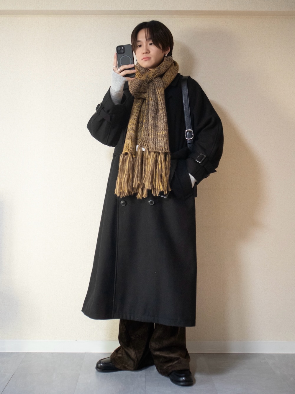 グレー系のニット/セーター、グレー系のニット/セーター、ブラック系のステンカラーコートを着用したメンズの冬コーディネートの3枚目の写真