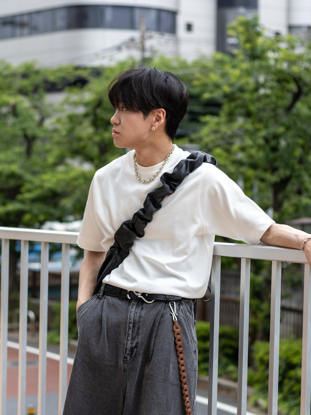 「プチプラ、夏コーデ、夏だ！Tシャツ着よう！、Tシャツ、白Tシャツ、デニム、サンダル、グルカサンダル、タックイン、ショルダーバッグ、シンプルコーデ、きれいめカジュアル、デートコーデ、モノトーン、韓国ファッション」｜「soerteのBasic box cotton blend tee/ベーシックボックスコットンブレンドT（Tシャツ/カットソー、ホワイト系）」を使った、ともきさん（メンズ・168cm）の夏コーディネートの2枚目の写真