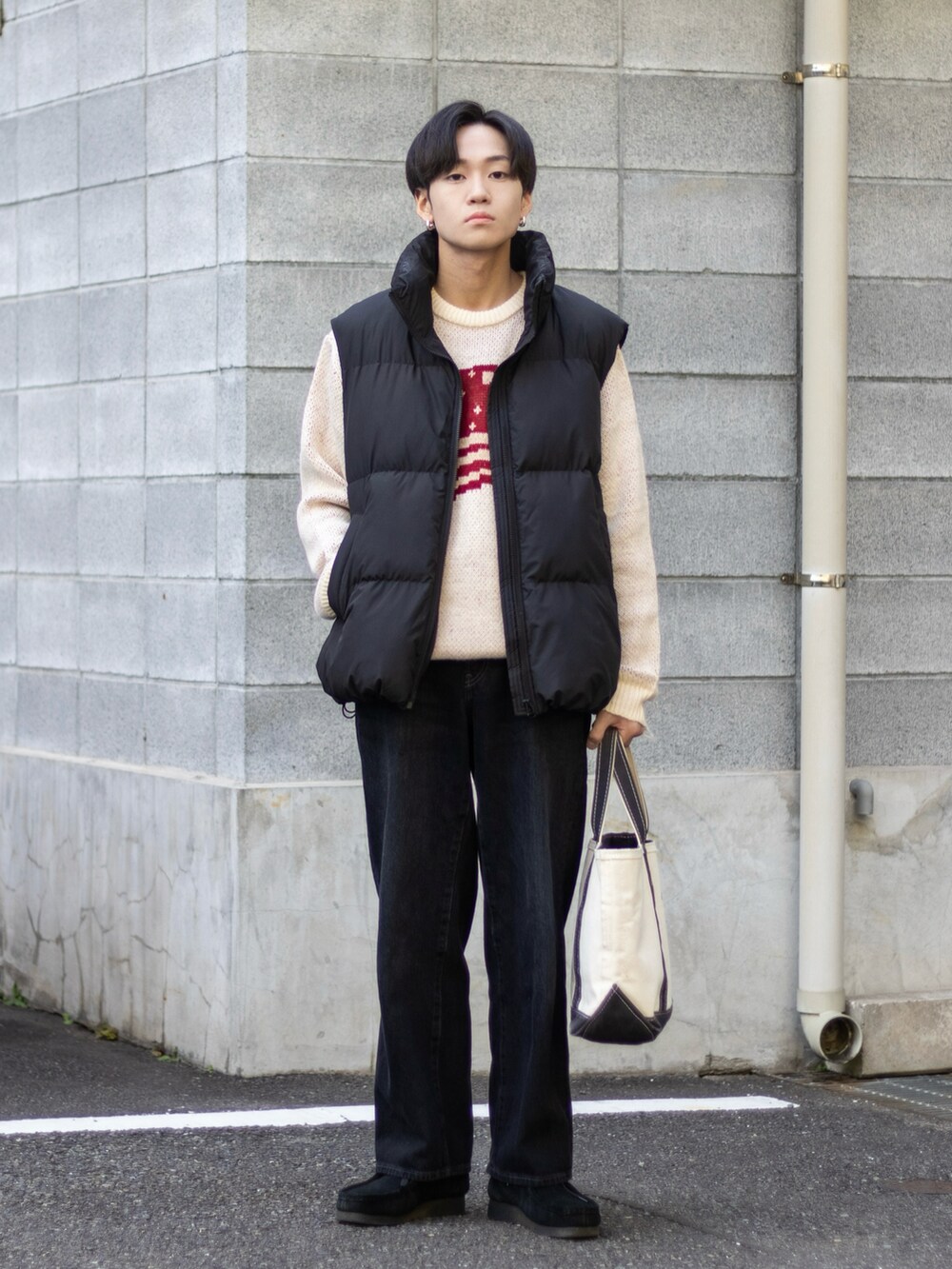 「ファッションを楽しもう、WEARyouthコーデ、きれいめカジュアル、冬コーデ、ニット、デニム、トートバッグ、ダウンベスト、ストリート、韓国ファッション、冬アウター、休日スタイル、マイベストコーデ2023、クリスマスに着たい服、クリスマスコーデ」｜「UNIQLOのアイテム（デニムパンツ、ブラック系）」を使った、ともきさん（メンズ・168cm）の秋コーディネートの5枚目の写真
