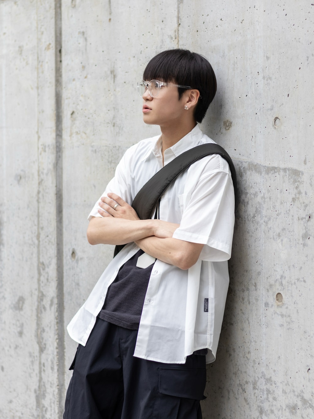 「モノトーン、メガネ男子、ナイロンパンツ、きれいめカジュアル、シャツスタイル、低身長コーデ、サングラス、韓国ファッション、シンプルコーデ、スポーツミックス、休日スタイル、夏コーデ、スニーカー、プチプラ、雨の日コーデ」|「WYM LIDNMのUTILITY TECH CARGO(カーゴパンツ、ブラック系)」を使った、ともきさん(メンズ・168cm)の春コーディネートの2枚目の写真