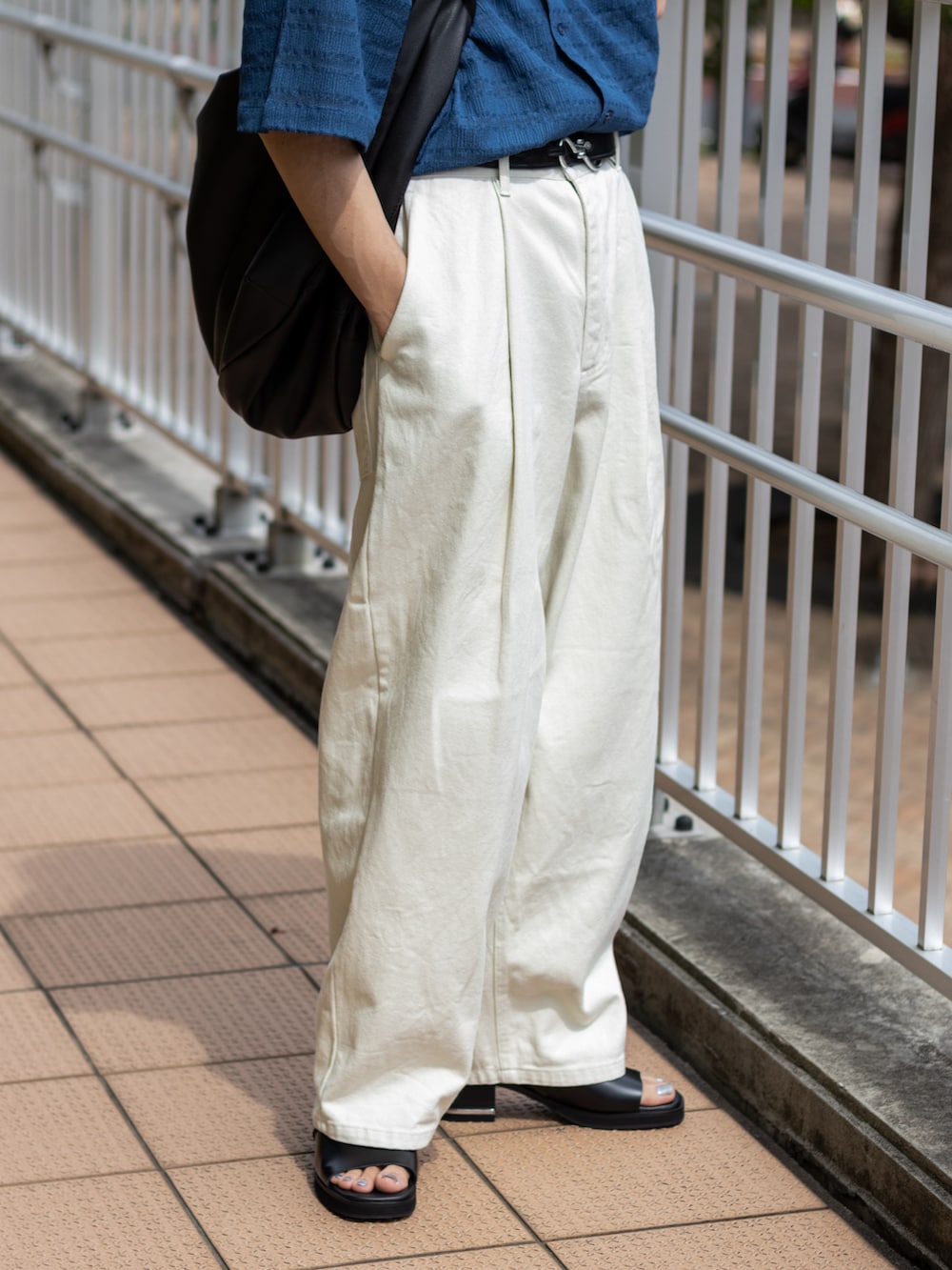 「夏コーデ、シャツスタイル、デニム、サンダル、グルカサンダル、きれいめカジュアル、白パンツ、プチプラ、ショルダーバッグ、シンプルコーデ、デートコーデ、シアートップス、シアーシャツ、韓国ファッション、低身長コーデ」｜「SINSSのWide balloon denim / ワイドバルーンデニム（デニムパンツ、ホワイト系）」を使った、ともきさん（メンズ・168cm）の夏コーディネートの3枚目の写真