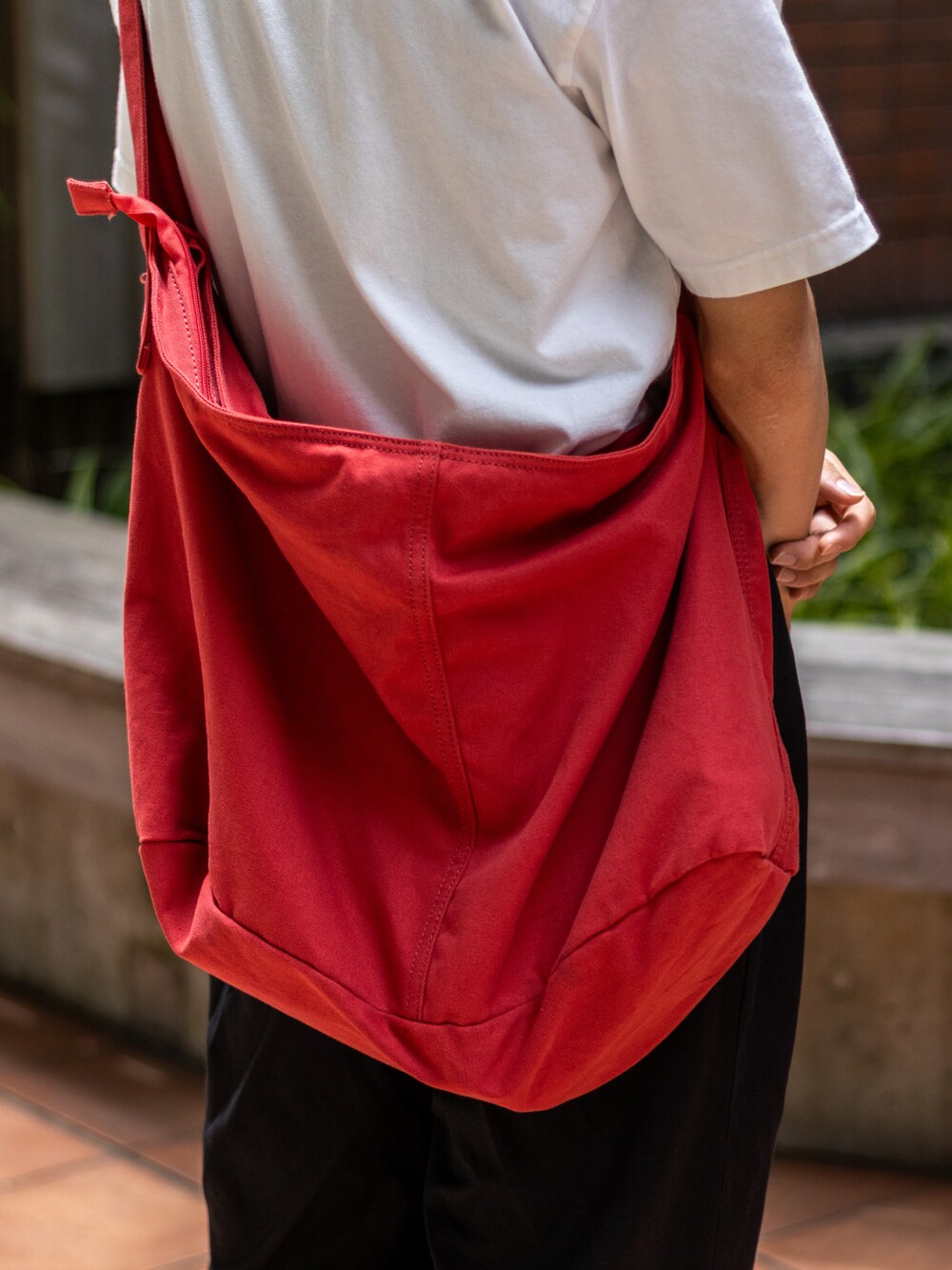 「きれいめカジュアル、ショルダーバッグ、リネン、グルカサンダル、夏コーデ、モノトーン、夏だ!Tシャツ着よう!、サングラス、お出かけコーデ、ラフコーデ、シンプルコーデ、韓国ファッション、休日スタイル、WEARyouthコーデ、みんなの白Tフェス」|「ParabootのParaboot/パラブーツ PACIFIC/パシフィック ウーブンサンダル(サンダル、ブラック系)」を使った、ともきさん(メンズ・168cm)の夏コーディネートの5枚目の写真