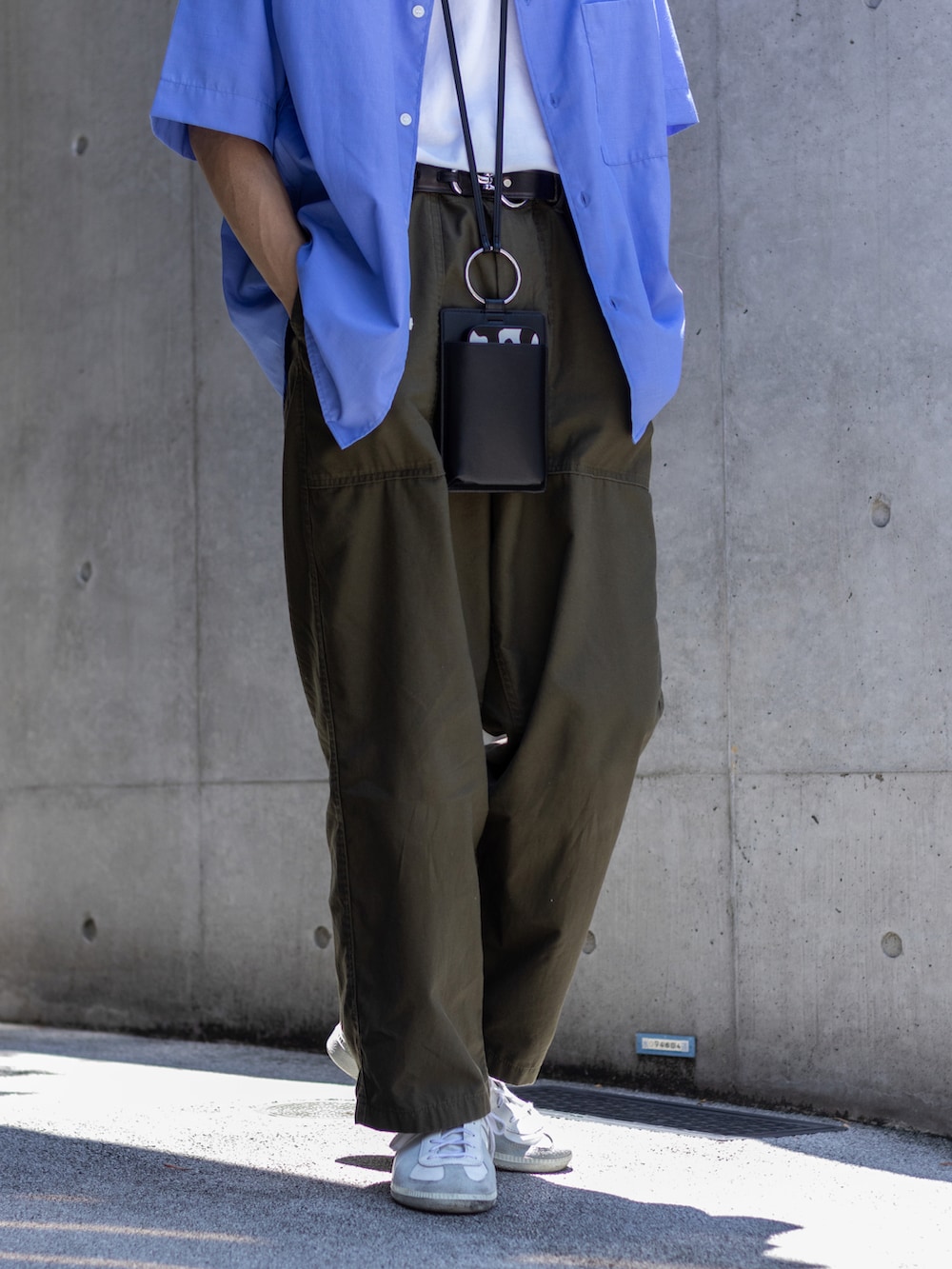 グリーン系のその他パンツ、ブルー系のシャツ/ブラウス、ホワイト系のTシャツ/カットソーを着用したメンズの夏コーディネートの3枚目の写真