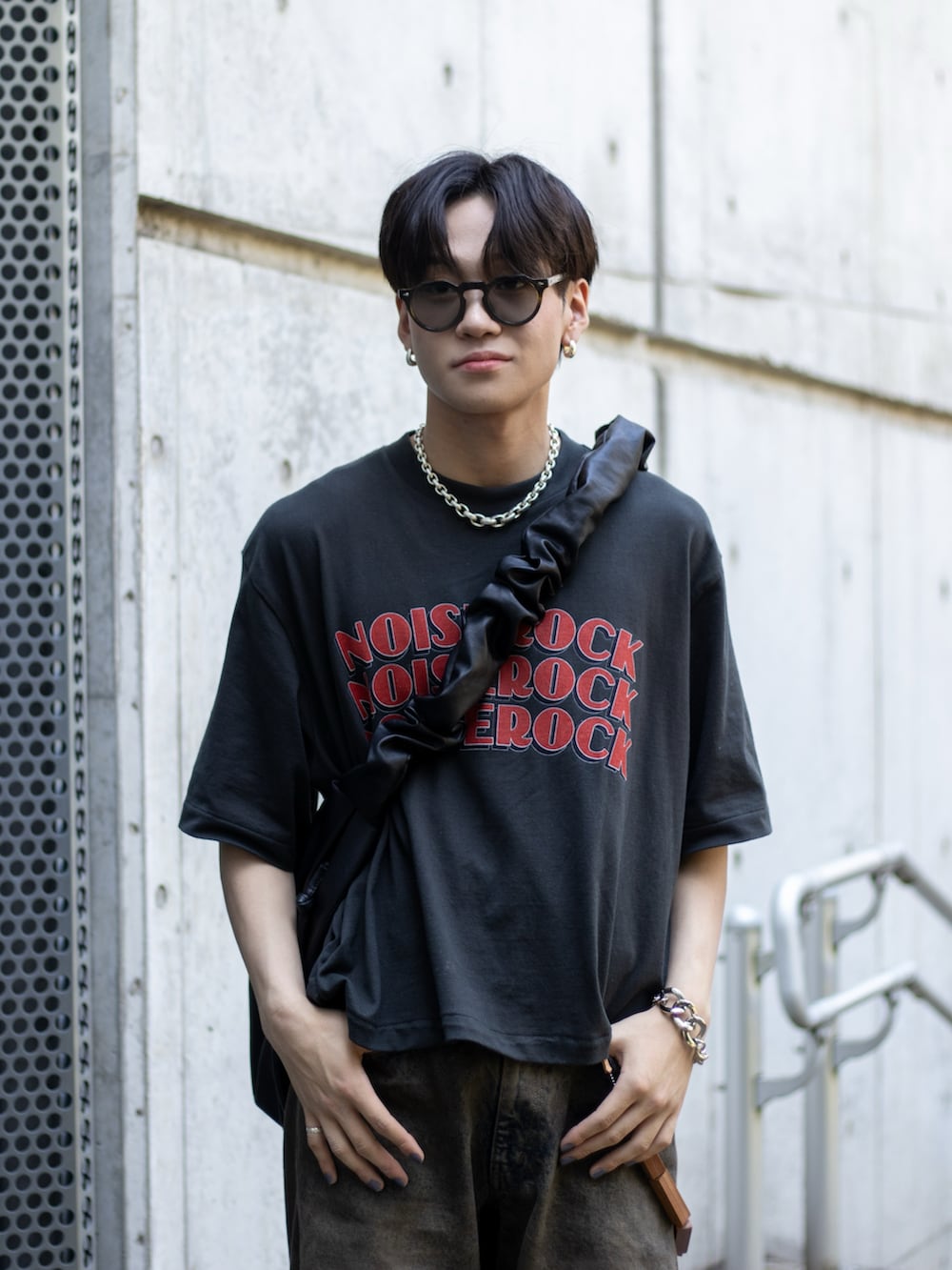 「プチプラ、きれいめカジュアル、フェスコーデ、夏だ！Tシャツ着よう！、さらっと晴れやかスナップ、デニム、ロゴT、サンダル、サングラス、厚底シューズ、厚底サンダル、スポーツミックス、ショルダーバッグ、お出かけコーデ、テーマパークコーデ」｜「WYM LIDNMのTwisted Curved Wide Denim（デニムパンツ、ブルー系）」を使った、ともきさん（メンズ・168cm）の夏コーディネートの2枚目の写真