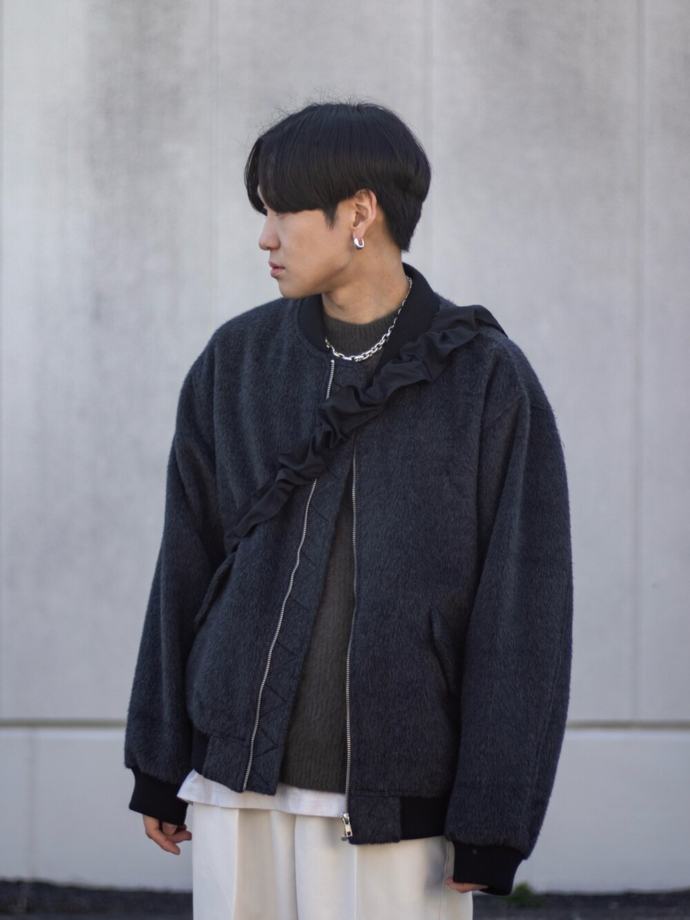 「今日のコスメと服、春色、休日スタイル、きれいめカジュアル、スラックス、春アウター、モノトーン、ニット、カラーパンツ、デートコーデ、春コーデ、プチプラ、春服みてみて、MA-1、ショルダーバッグ」|「WETTEMPTのSHAGGY FRIGHT JACKET /シャギーフライトジャケット(MA-1、グレー系)」を使った、ともきさん(メンズ・168cm)の冬コーディネートの2枚目の写真