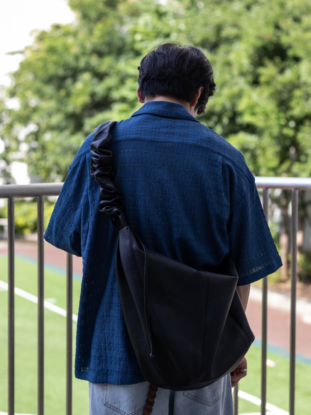 「デニム、サンダル、厚底シューズ、厚底サンダル、シャツスタイル、ショルダーバッグ、サングラス、きれいめカジュアル、韓国ファッション、テーマパークコーデ、白Tシャツ、お出かけコーデ、シンプル、シアートップス、休日スタイル」|「SINSSのWide straight gradation denim / ワイドストレートグラデーションデニム(デニムパンツ、ブルー系)」を使った、ともきさん(メンズ・168cm)の夏コーディネートの4枚目の写真