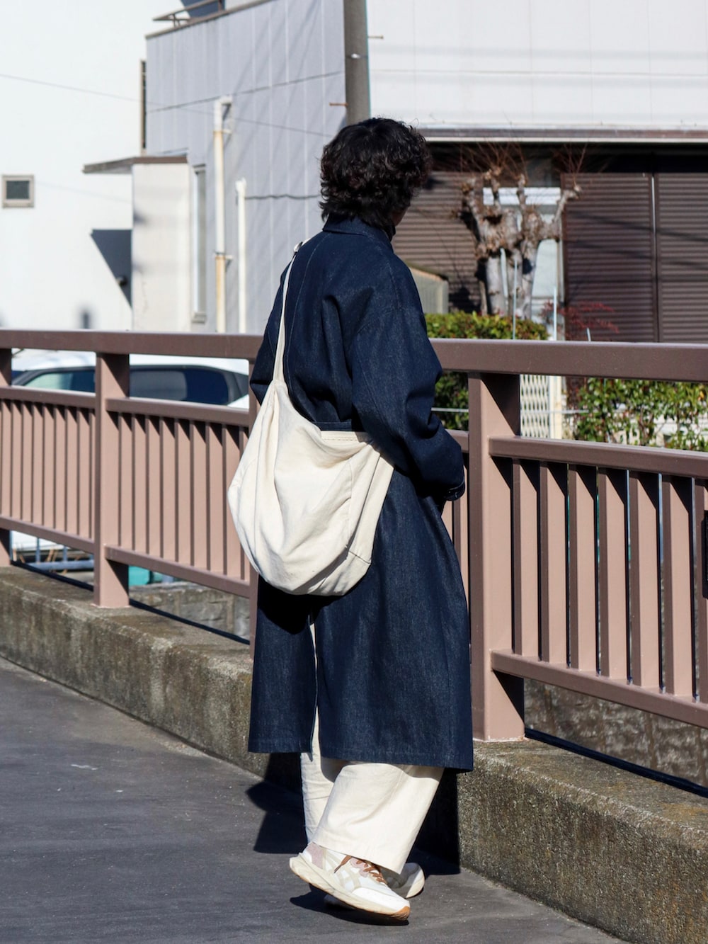 「春服みてみて、春服デビュー宣言、デニム、スニーカー、春アウター、きれいめカジュアル、ビッグシルエット、ショルダーバッグ、シンプルコーデ、ホワイトパンツ、白パンツ、ロングコート、ステンカラーコート、スプリングコート、白スニーカー」｜「Amazonのアイテム（ショルダーバッグ、ホワイト系）」を使った、ともきさん（メンズ・168cm）の春コーディネートの5枚目の写真