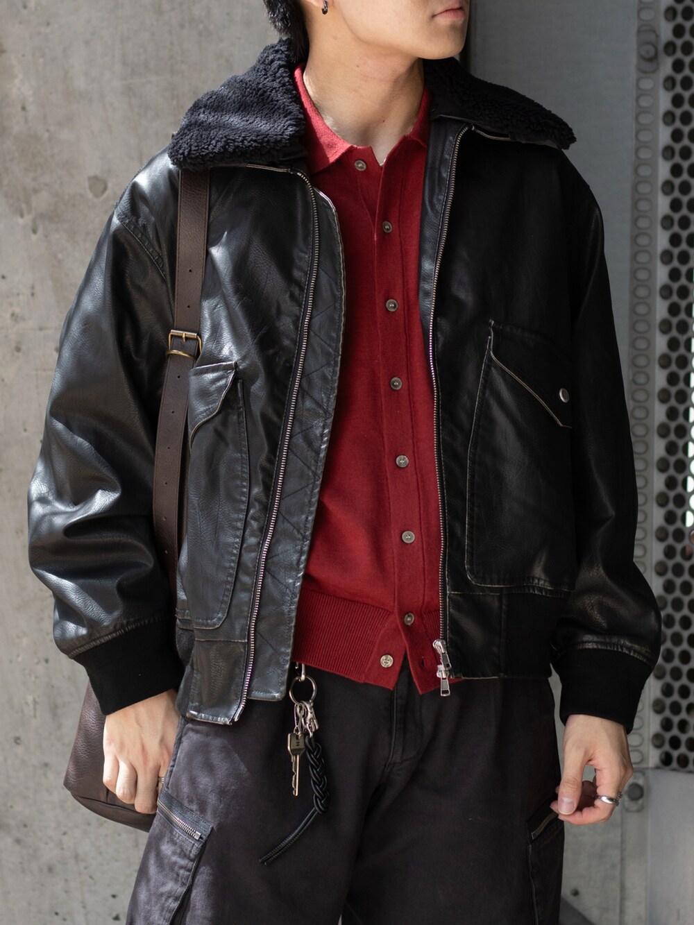 レッド系のシャツ/ブラウス、ブラック系のブルゾン、グレー系のカーゴパンツを着用したメンズの秋コーディネートの5枚目の写真