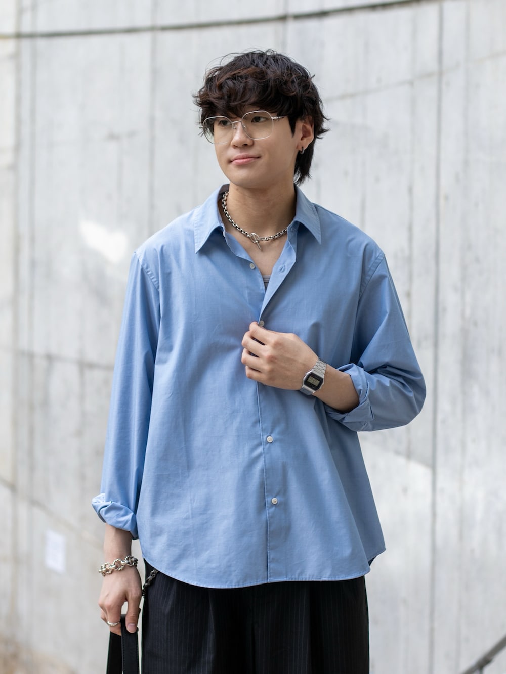 ブルー系のシャツ/ブラウス、ブラック系のその他パンツ、ブラック系のショルダーバッグを着用したメンズの春コーディネートの2枚目の写真