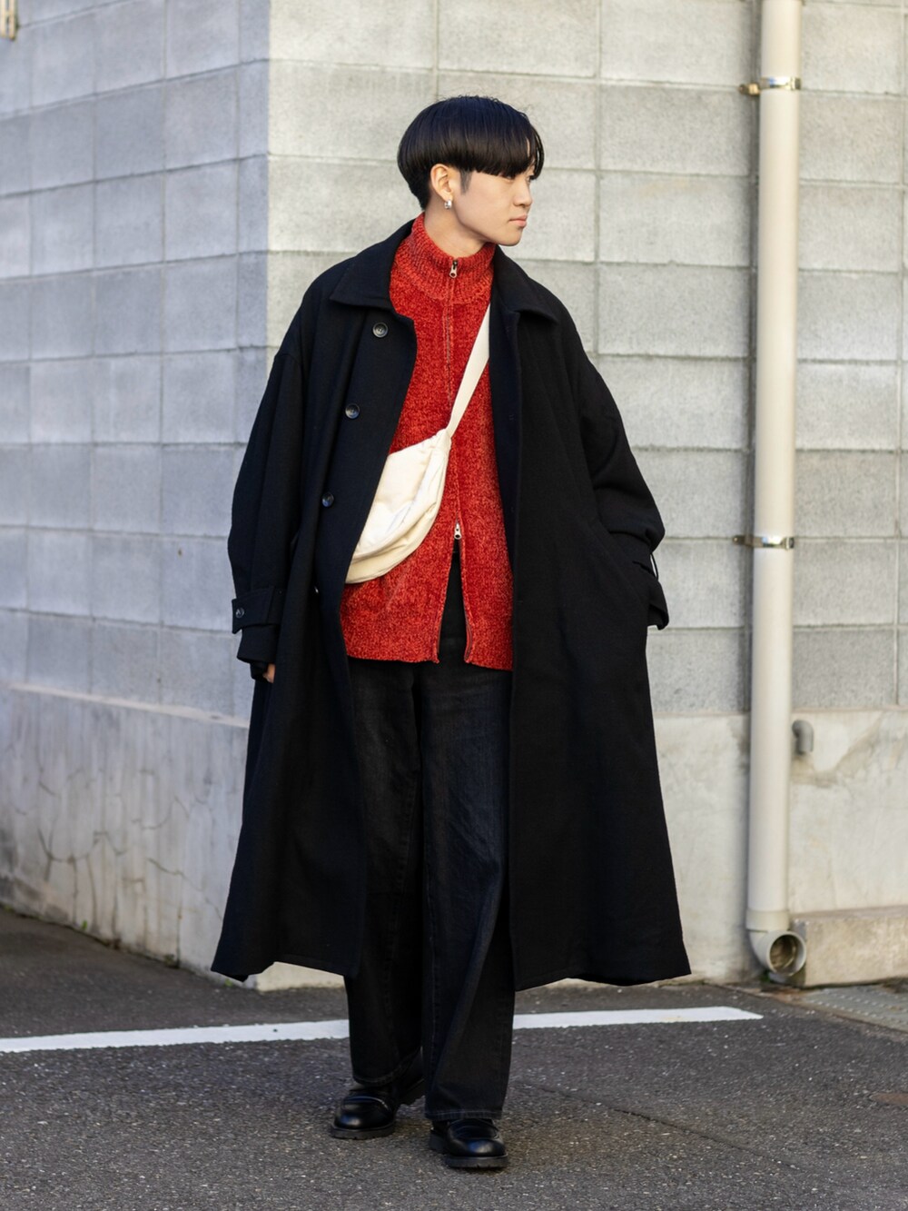 「新星WEARISTAにエントリー、WEARyouthコーデ、赤、コート、ロングコート、デニム、プチプラ、きれいめカジュアル、ワイドパンツ、ローファー、ショルダーバッグ、マイベストコーデ2023、クリスマスに着たい服、休日スタイル、冬アウター」｜「REGALのリーガル 22DL ローファー（ビブラム社ガムライトソール搭載）/ビジネスシューズ（ローファー、ブラック系）」を使った、ともきさん（メンズ・168cm）の冬コーディネートの5枚目の写真