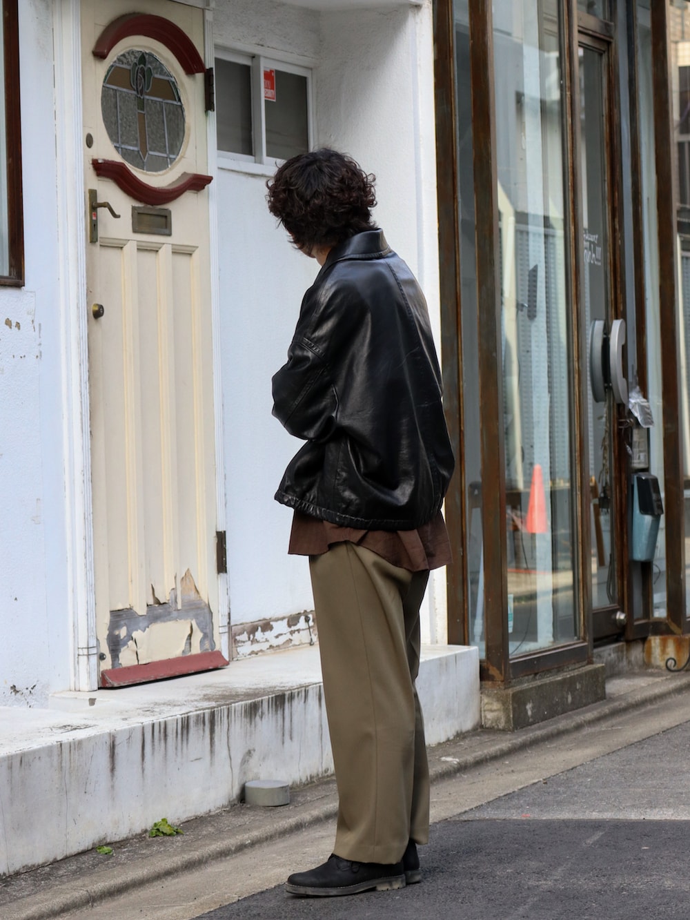 「春服デビュー宣言、春色、レイヤードスタイル、タックイン、スラックス、カーキ、レザー、シャツスタイル、ビッグシルエット、春アウター、アースカラー、ジャケット、レザージャケット、春服みてみて、いまどきジャケット写真」|「LIDNMのWOOL BACKSATIN SLACKS(スラックス、グリーン系)」を使った、ともきさん(メンズ・168cm)の春コーディネートの4枚目の写真