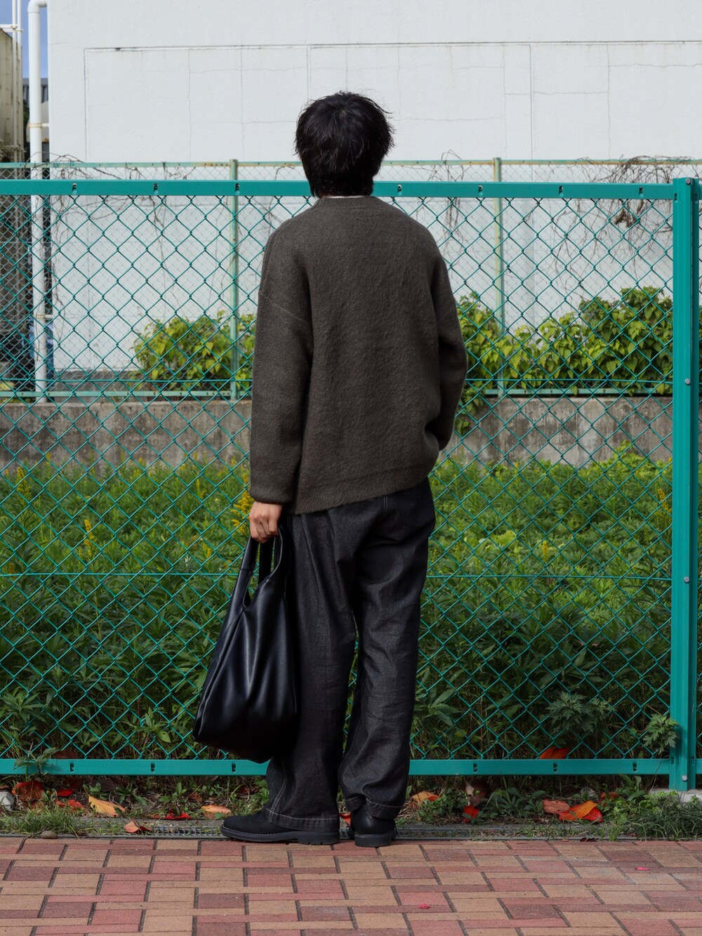 「秋冬コーデ、お洒落さんとつながりたい、大人カジュアル、モヘアニット、低身長男子、冬のコーデ、ダウンジャケット、ミリタリー、ニットコーデ、レザー、WYM、LIDnM、classicalelf、デニム」｜「mily biletの使いやすくてお洒落。2wayICカードケース付きヴィーガンレザートートバッグ（トートバッグ、ブラック系）」を使った、ともきさん（メンズ・168cm）の冬コーディネートの3枚目の写真