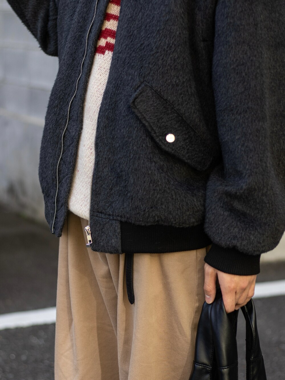 「今日のコスメと服、冬コーデ、ワイドパンツ、レザー、スニーカー、きれいめカジュアル、タートルネック、ストリート、トートバッグ、MA-1、冬アウター、プチプラ、お出かけコーデ、休日スタイル、シンプルコーデ」｜「WETTEMPTのSHAGGY FRIGHT JACKET /シャギーフライトジャケット（MA-1、グレー系）」を使った、ともきさん（メンズ・168cm）の冬コーディネートの4枚目の写真