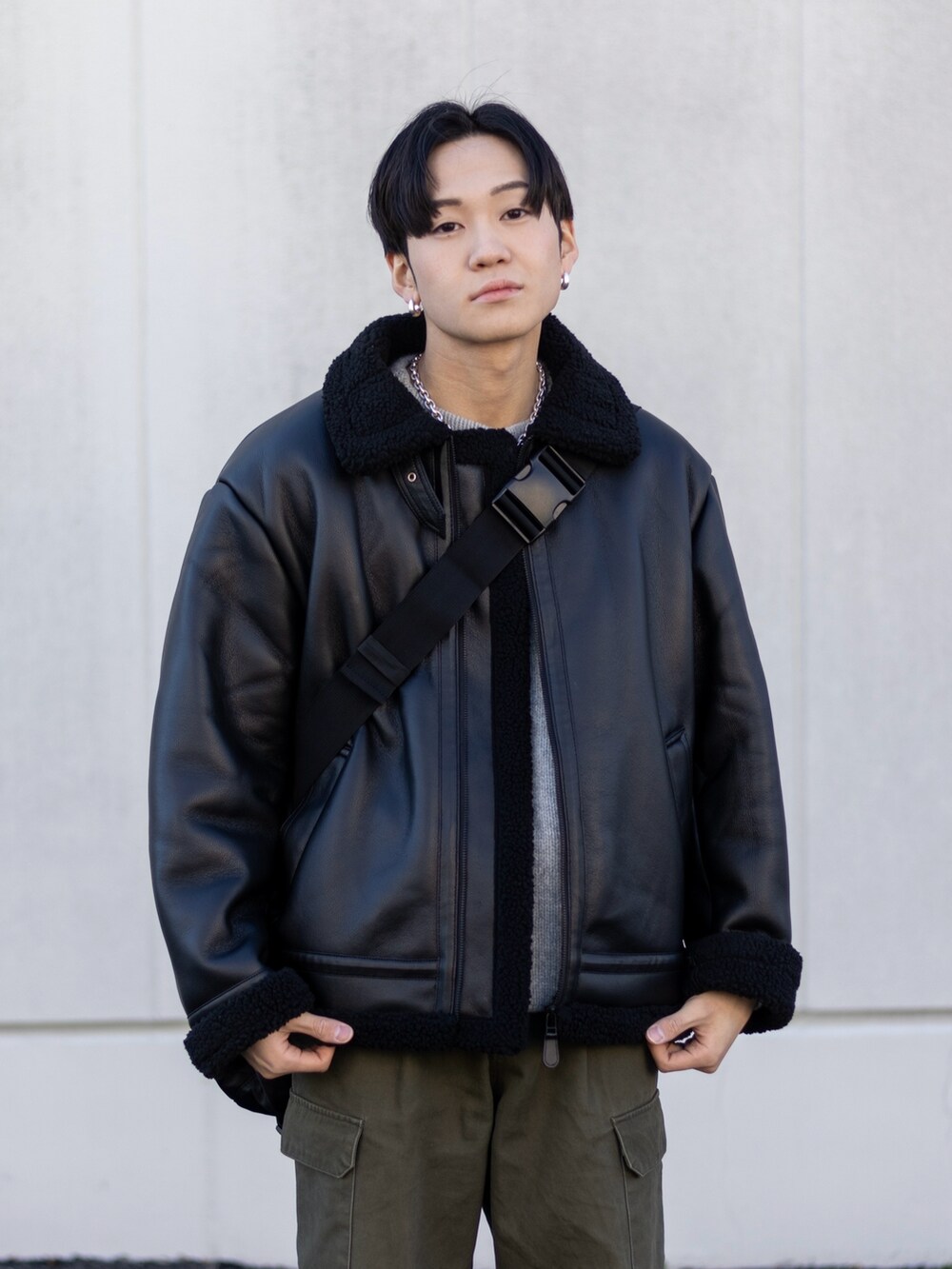 「今日のコスメと服、レザー、きれいめカジュアル、ワイドパンツ、ショルダーバッグ、ストリート、カーゴパンツ、冬コーデ、スニーカー、休日スタイル、お出かけコーデ、プチプラ、ムートンジャケット、韓国ファッション、GU」|「EMMA CLOTHESのワイドストレートM-47ミリタリーカーゴパンツ EMMA CLOTHES(カーゴパンツ、グリーン系)」を使った、ともきさん(メンズ・168cm)の冬コーディネートの2枚目の写真