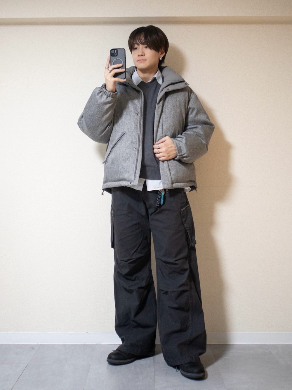 ブラック系のカーゴパンツ、グレー系のニット/セーター、グレー系のダウンジャケット/コートを着用したメンズの冬コーディネートの2枚目の写真