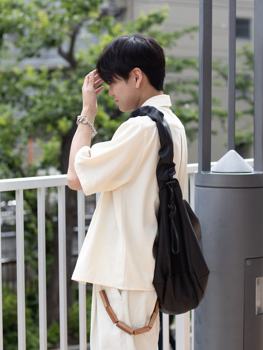 「シャツ好き集まれ、韓国ファッション、サンダル、夏コーデ、グルカサンダル、デニム、プチプラ、デートコーデ、リネン、シャツスタイル、きれいめカジュアル、低身長コーデ、白パンツ、淡色コーデ、モノトーン」|「SINSSのWide balloon denim / ワイドバルーンデニム(デニムパンツ、ホワイト系)」を使った、ともきさん(メンズ・168cm)の夏コーディネートの3枚目の写真