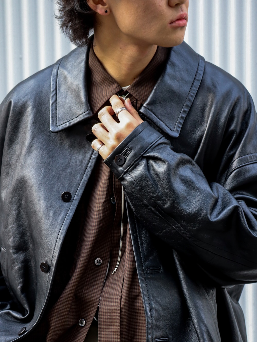「春服デビュー宣言、レイヤードスタイル、チェックシャツ、レザー、ビッグシルエット、シャツスタイル、きれいめカジュアル、春アウター、スラックス、ジャケット、レザージャケット、タックイン、厚底シューズ、いまどきジャケット写真、休日スタイル」｜「LIDNMのSuper130s VINTAGE CHECK SHIRT（シャツ/ブラウス、ブラウン系）」を使った、ともきさん（メンズ・168cm）の春コーディネートの4枚目の写真