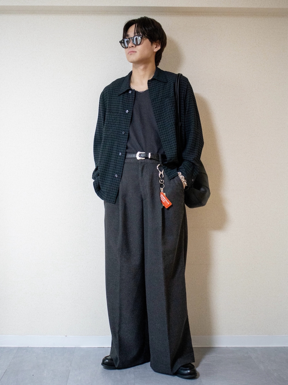 「ショルダーバッグ、サングラス、レイヤードスタイル、ワイドパンツ、スラックス、デートコーデ、ローファー、モノトーン、プチプラ、シャツスタイル、低身長コーデ、お出かけコーデ、休日スタイル、チェック、タンクトップ」｜「WYM LIDNMのMVS LAYERED SLIT TANK TOP（タンクトップ、ブラック系）」を使った、ともきさん（メンズ・168cm）の春コーディネートの2枚目の写真