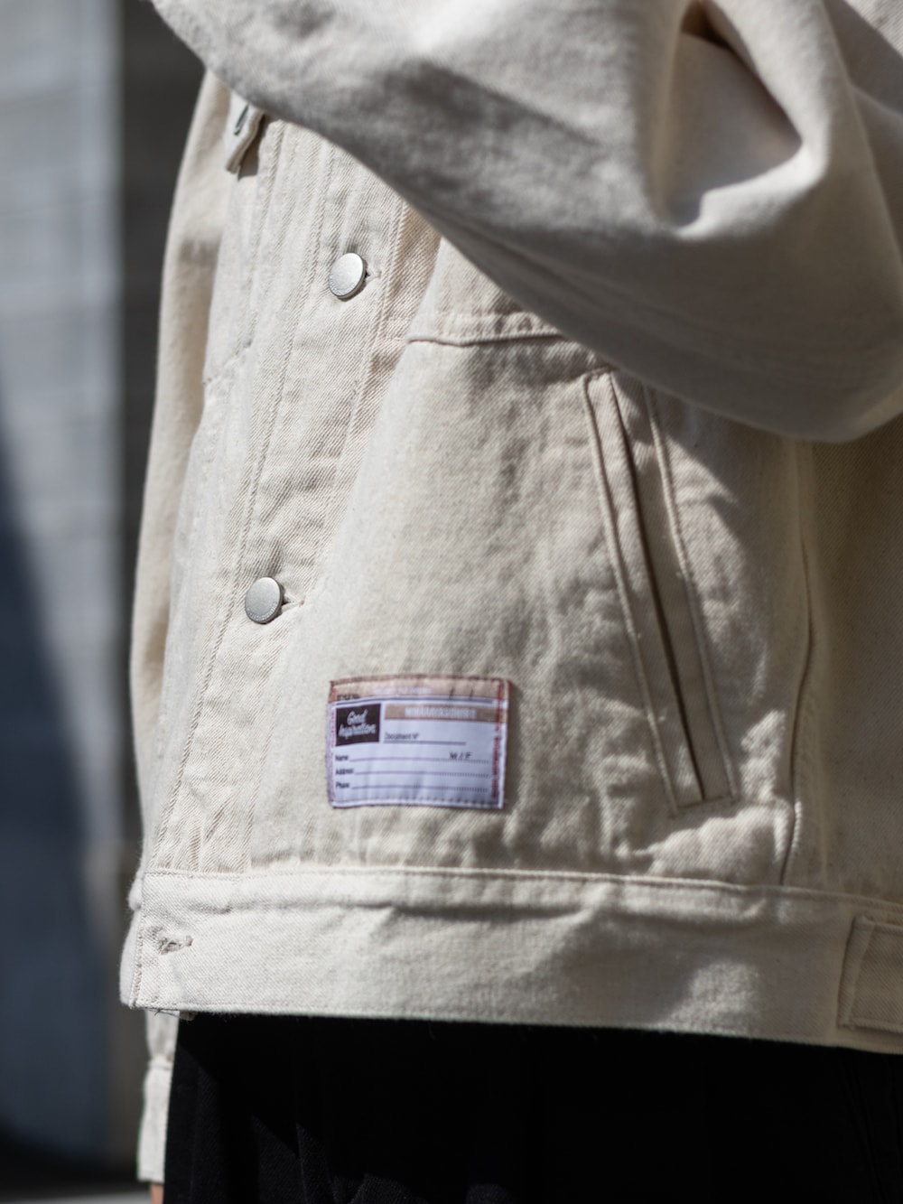 「ファッションを楽しもう、WEARyouthコーデ、今日のコスメと服、デニム、デニムジャケット、ストリート、モノトーン、きれいめカジュアル、トートバッグ、プチプラ、お出かけコーデ、厚底シューズ、スポーツミックス、ディズニーコーデ、秋冬コーデ」|「NIKEのNIKE AIR FORCE 1 '07 / ナイキ エア フォース 1 '07 【SP】(スニーカー、ブラック系)」を使った、ともきさん(メンズ・168cm)の秋コーディネートの4枚目の写真