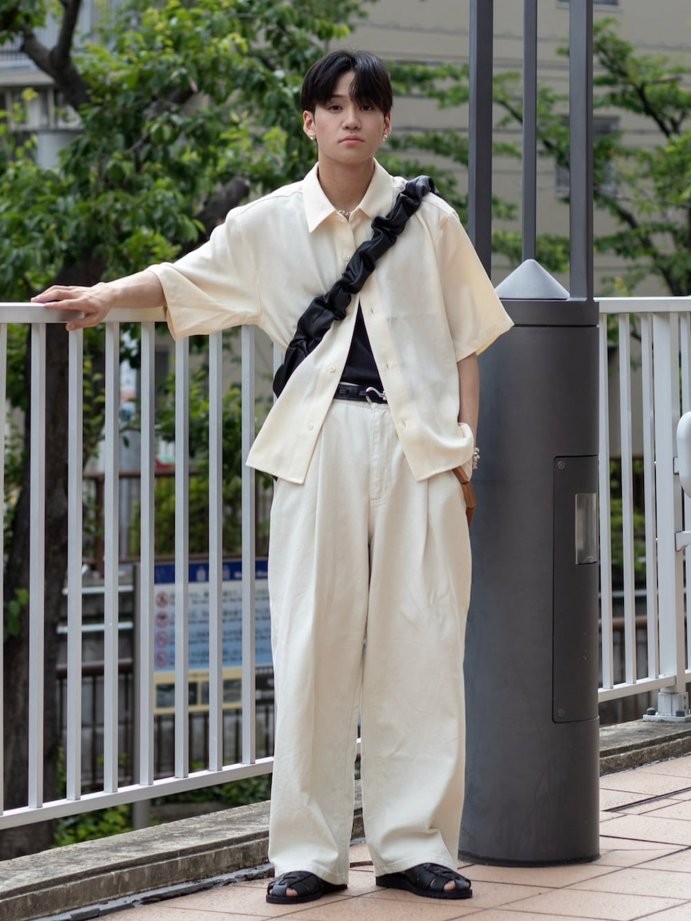 「シャツ好き集まれ、韓国ファッション、サンダル、夏コーデ、グルカサンダル、デニム、プチプラ、デートコーデ、リネン、シャツスタイル、きれいめカジュアル、低身長コーデ、白パンツ、淡色コーデ、モノトーン」|「SINSSのWide balloon denim / ワイドバルーンデニム(デニムパンツ、ホワイト系)」を使った、ともきさん(メンズ・168cm)の夏コーディネートの5枚目の写真