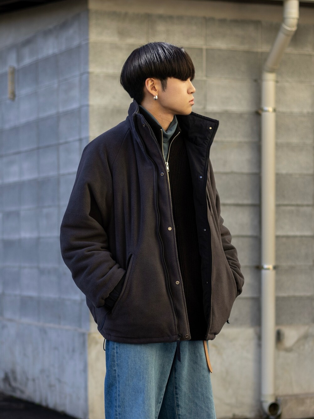 「新星WEARISTAにエントリー、WEARyouthコーデ、マイベストコーデ2023、今日のコスメと服、デニム、マフラー、お出かけコーデ、プチプラ、きれいめカジュアル、ワイドパンツ、ストリート、冬コーデ、冬アウター、レイヤードスタイル、ローファー」｜「UNIQLOのアイテム（デニムパンツ、ブルー系）」を使った、ともきさん（メンズ・168cm）の冬コーディネートの2枚目の写真