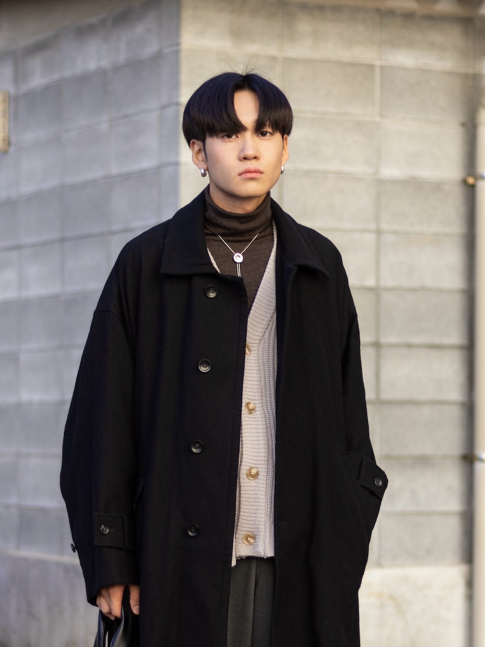 「新星WEARISTAにエントリー、今日のコスメと服、WEARyouthコーデ、スラックス、冬コーデ、レイヤードスタイル、タートルネック、ワイドパンツ、きれいめカジュアル、コート、お出かけコーデ、マイベストコーデ2023、スニーカー、ロングコート、プチプラ」|「UNIQLOのアイテム(スラックス、グレー系)」を使った、ともきさん(メンズ・168cm)の冬コーディネートの2枚目の写真