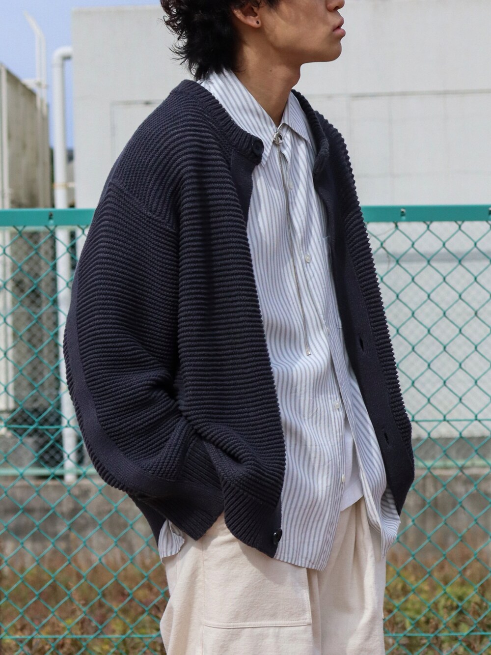 グレー系のシャツ/ブラウス、ホワイト系のカーゴパンツ、ブラウン系のスニーカーを着用したメンズの春コーディネートの2枚目の写真