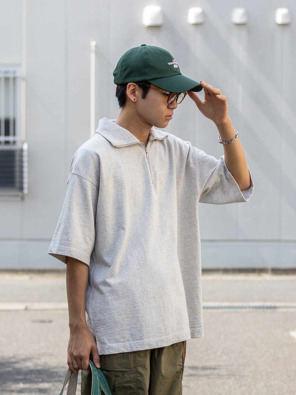 「休日スタイル、メガネ男子、ハーフパンツ、ハーフジップ、カラー×コーデ、アツいコーデ全部見せ、ストリート、カーゴパンツ、スニーカー、トートバッグ、厚底シューズ、秋服準備はじめました、キャップ、プチプラ、きれいめカジュアル」｜「L.L.Beanのボート・アンド・トート・バッグ、オープン・トップ ラージ（トートバッグ、グリーン系）」を使った、ともきさん（メンズ・168cm）の夏コーディネートの2枚目の写真