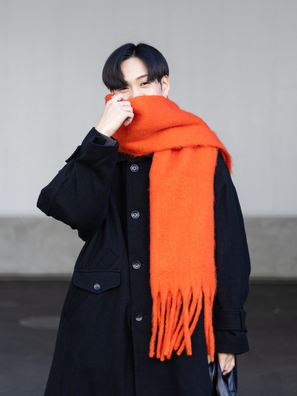 「赤、マイベストコーデ2023、ロングコート、クリスマスに着たい服、休日スタイル、冬アウター、スウェットパンツ、韓国ファッション、スウェット、マフラーぐるぐる、トートバッグ、きれいめカジュアル、冬コーデ、クリスマスコーデ、マフラー」|「mily biletの使いやすくてお洒落。2wayICカードケース付きヴィーガンレザートートバッグ(トートバッグ、ブラック系)」を使った、ともきさん(メンズ・168cm)の冬コーディネートの2枚目の写真