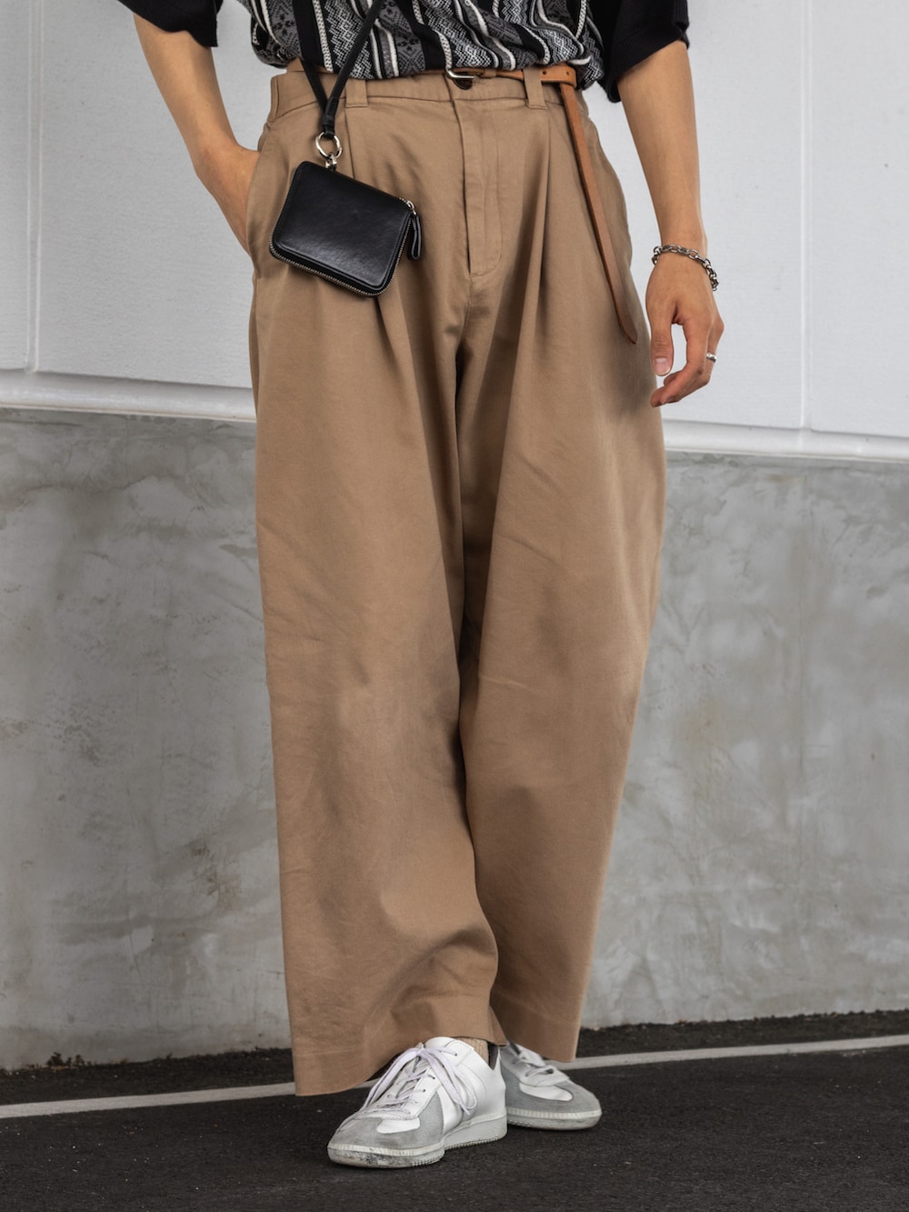 「初夏コーデ、WEARyouthコーデ、メガネ男子、休日スタイル、プチプラ、白スニーカー、ポロシャツ、ミニバッグ、ストライプシャツ、ショルダーバッグ、ビッグシルエット、半袖シャツ、韓国ファッション、夏コーデ、きれいめカジュアル」|「MONO-MARTのレトロジャガードストライプ ルーズニットポロシャツ(ポロシャツ、ブラック系)」を使った、ともきさん(メンズ・168cm)の夏コーディネートの4枚目の写真