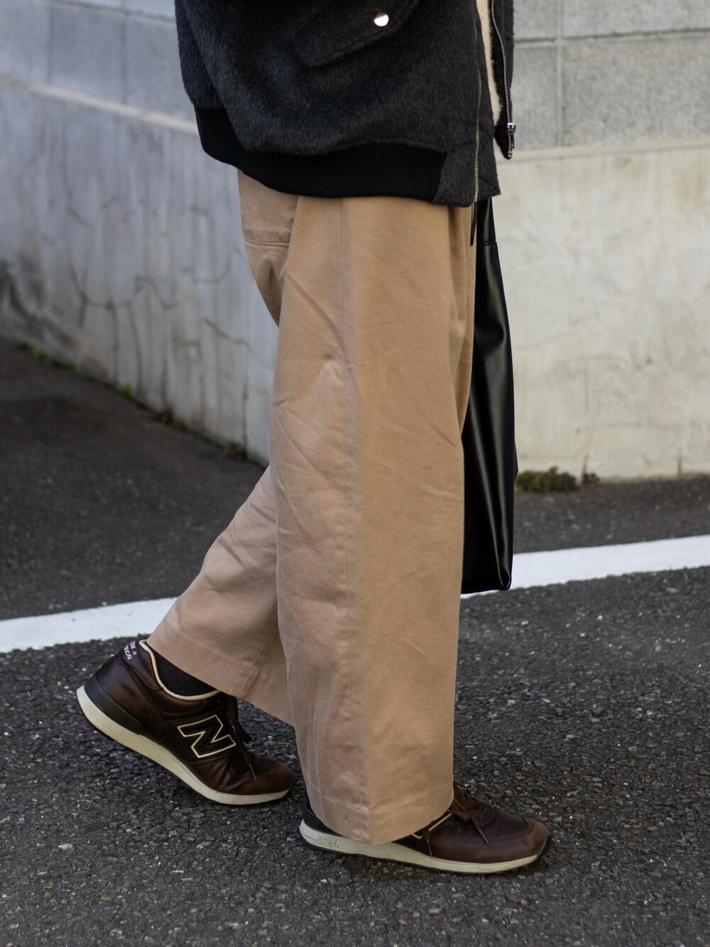 「今日のコスメと服、冬コーデ、ワイドパンツ、レザー、スニーカー、きれいめカジュアル、タートルネック、ストリート、トートバッグ、MA-1、冬アウター、プチプラ、お出かけコーデ、休日スタイル、シンプルコーデ」｜「WETTEMPTのSHAGGY FRIGHT JACKET /シャギーフライトジャケット（MA-1、グレー系）」を使った、ともきさん（メンズ・168cm）の冬コーディネートの3枚目の写真