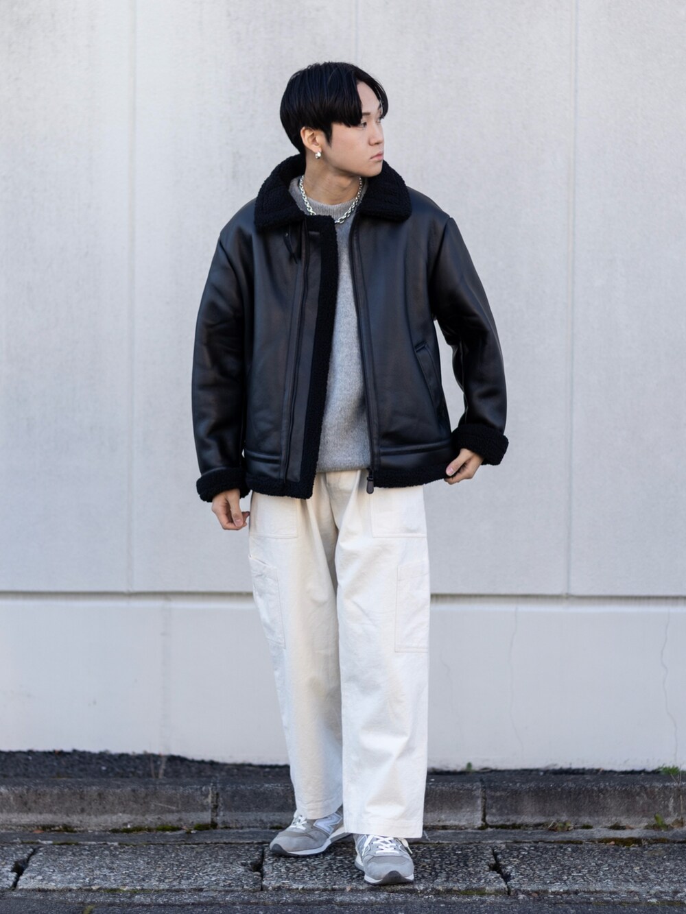 ホワイト系のカーゴパンツ、グレー系のスニーカー、グレー系のニット/セーターを着用したメンズの冬コーディネートの5枚目の写真