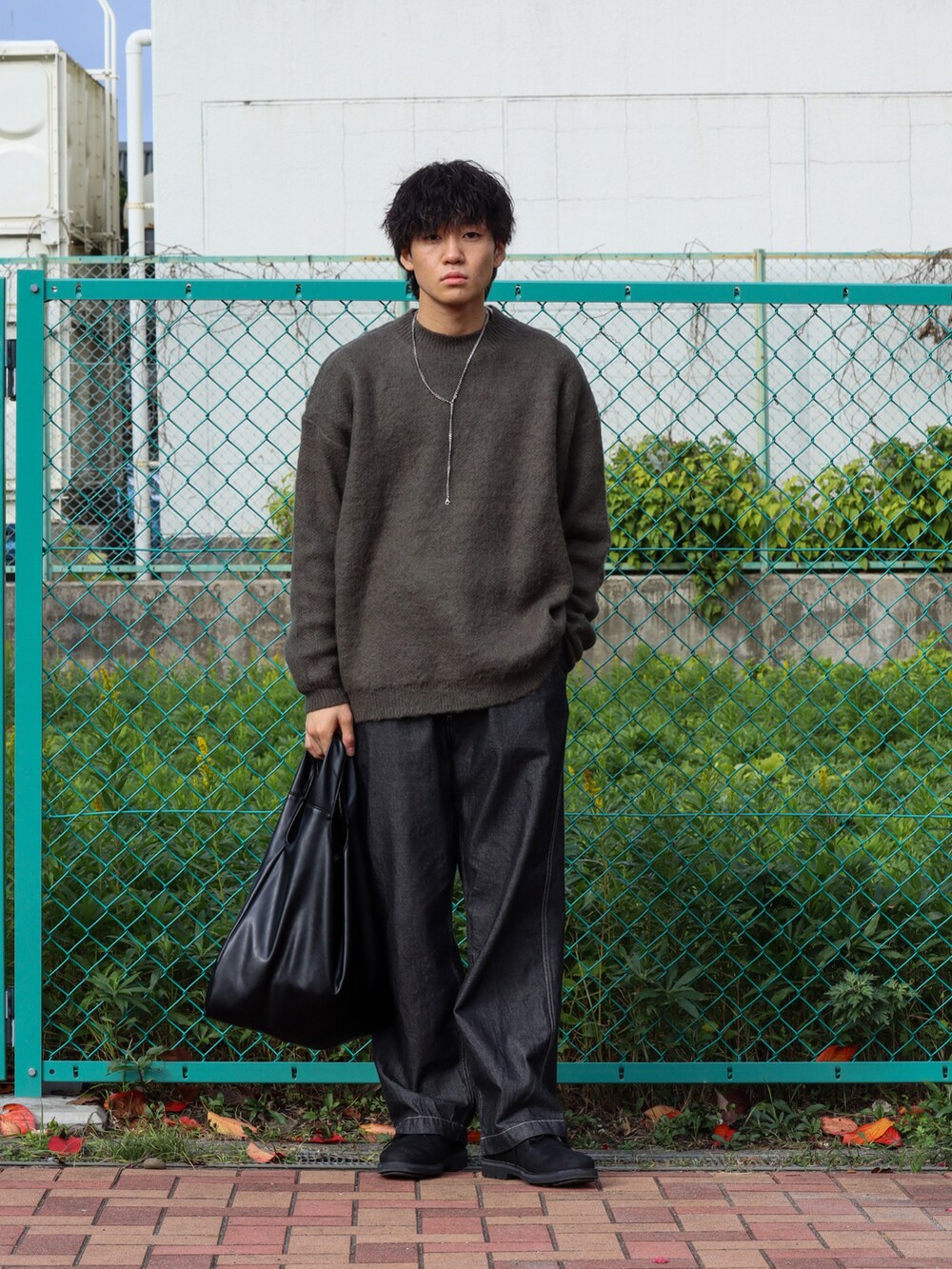「秋冬コーデ、お洒落さんとつながりたい、大人カジュアル、モヘアニット、低身長男子、冬のコーデ、ダウンジャケット、ミリタリー、ニットコーデ、レザー、WYM、LIDnM、classicalelf、デニム」｜「mily biletの使いやすくてお洒落。2wayICカードケース付きヴィーガンレザートートバッグ（トートバッグ、ブラック系）」を使った、ともきさん（メンズ・168cm）の冬コーディネートの2枚目の写真
