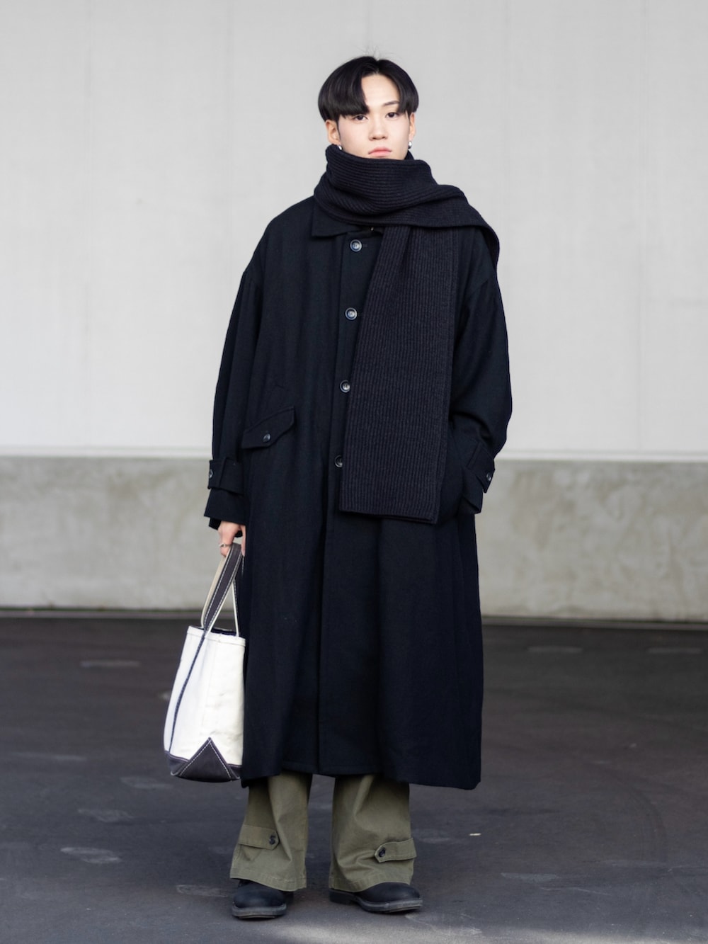 「新星WEARISTAにエントリー、WEARyouthコーデ、トートバッグ、カーゴパンツ、コート、ロングコート、マフラー、きれいめカジュアル、マフラーぐるぐる、お出かけコーデ、マイベストコーデ2023、クリスマスに着たい服、クリスマスコーデ、冬アウター、韓国ファッション」|「UNIQLOのアイテム(マフラー、ブラック系)」を使った、ともきさん(メンズ・168cm)の冬コーディネートの5枚目の写真