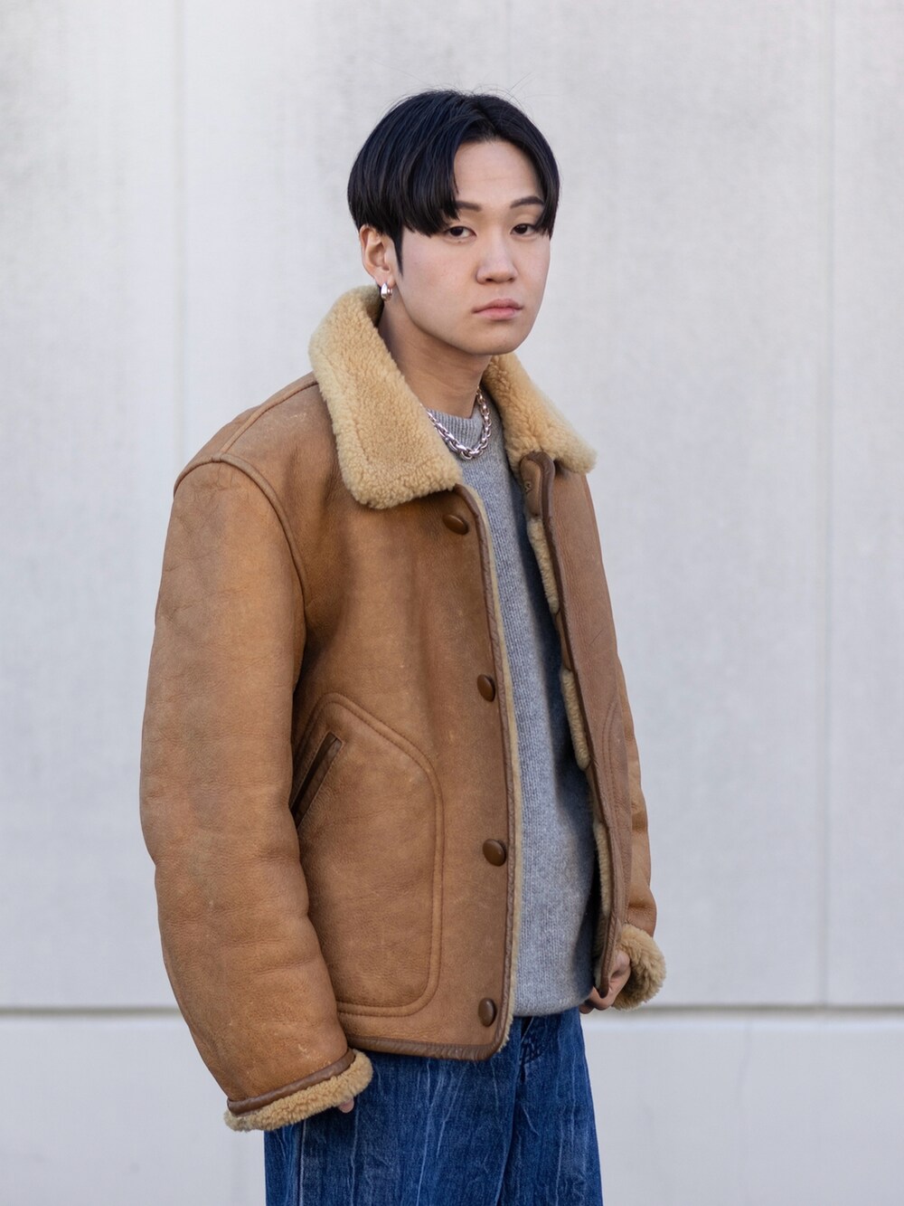 「冬アウター、ワイドパンツ、ムートンジャケット、デートコーデ、デニム、古着MIX、お出かけコーデ、スニーカー、休日スタイル、冬コーデ、ニット、レザー、ストリート、ライダース、レザージャケット」|「usedのアイテム(ライダースジャケット、ベージュ系)」を使った、ともきさん(メンズ・168cm)の冬コーディネートの5枚目の写真