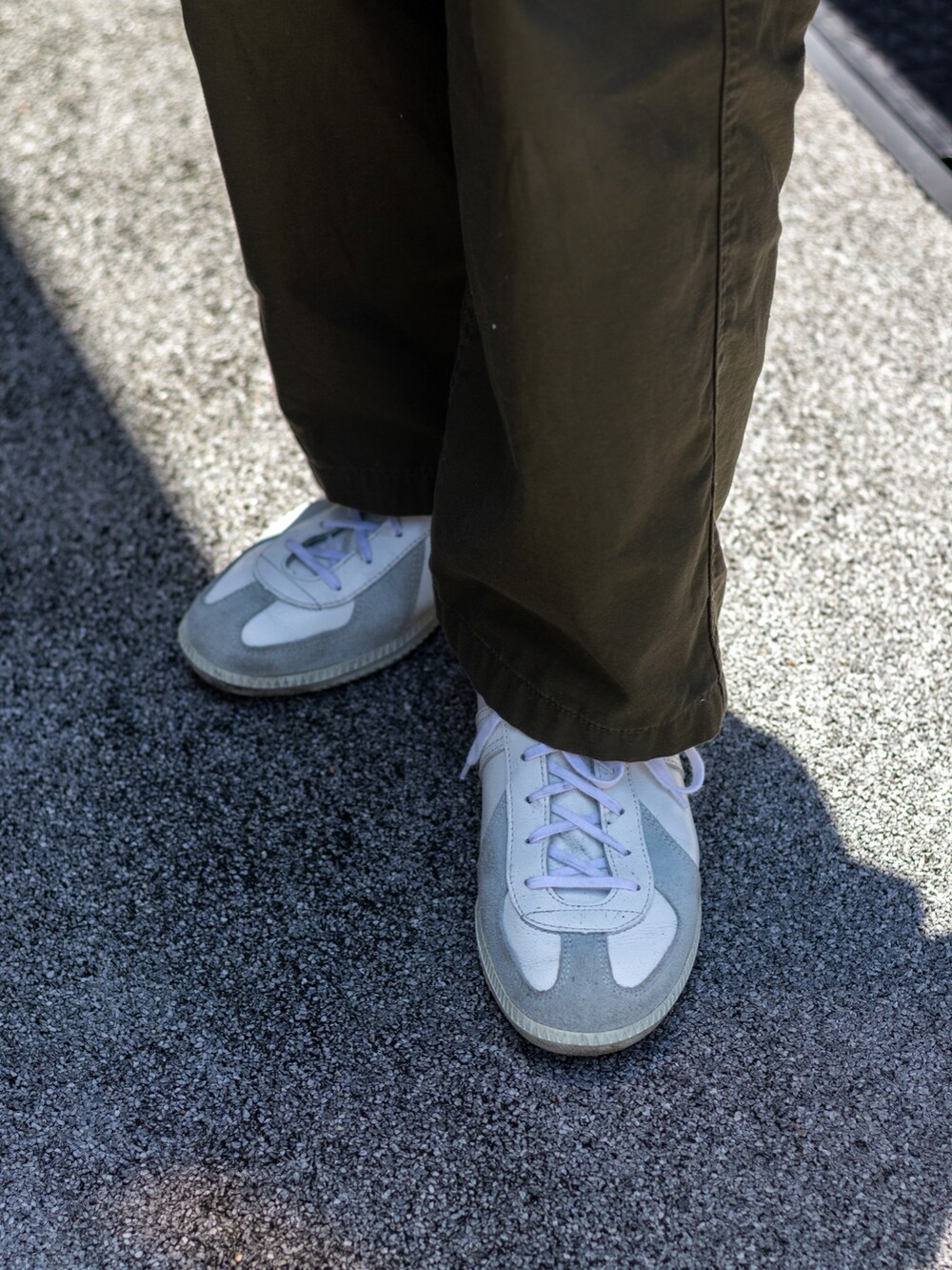 グリーン系のその他パンツ、ブルー系のシャツ/ブラウス、ホワイト系のTシャツ/カットソーを着用したメンズの夏コーディネートの5枚目の写真